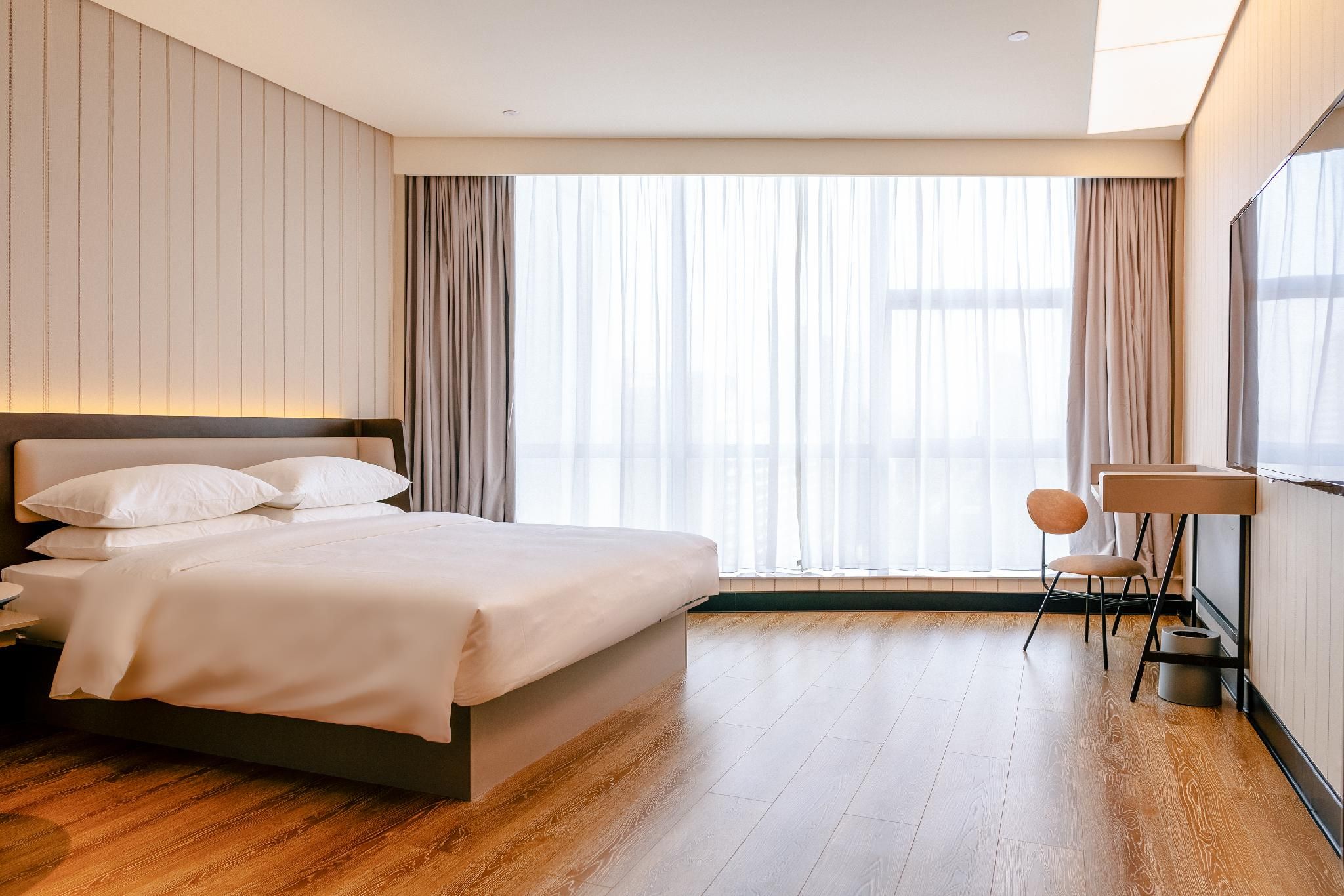 Business Queen Room