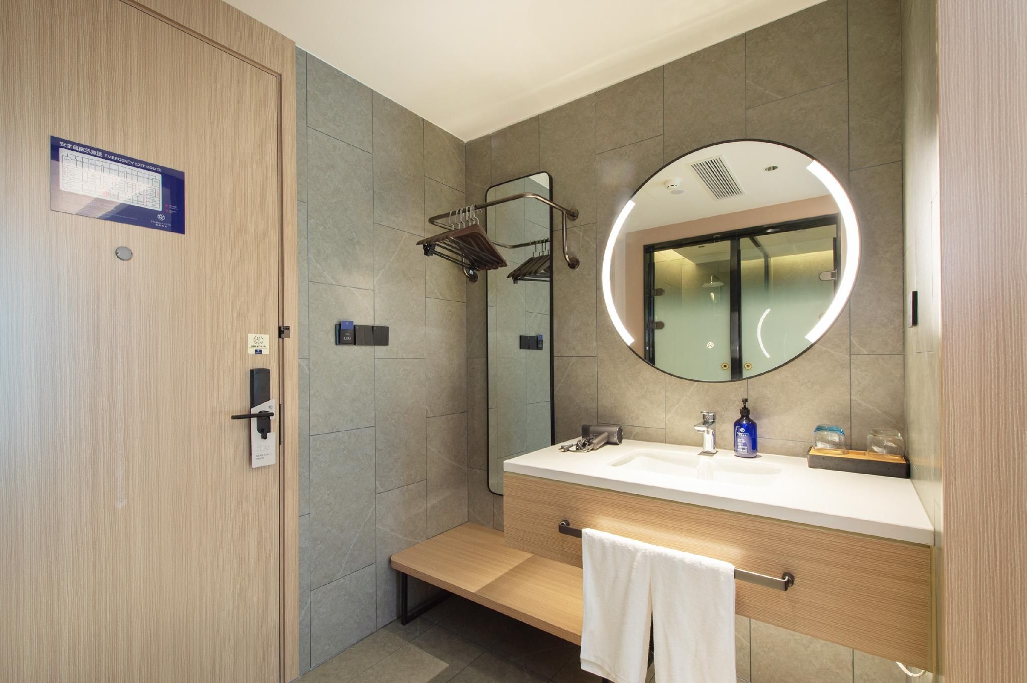 Huazhu - Superior Twin