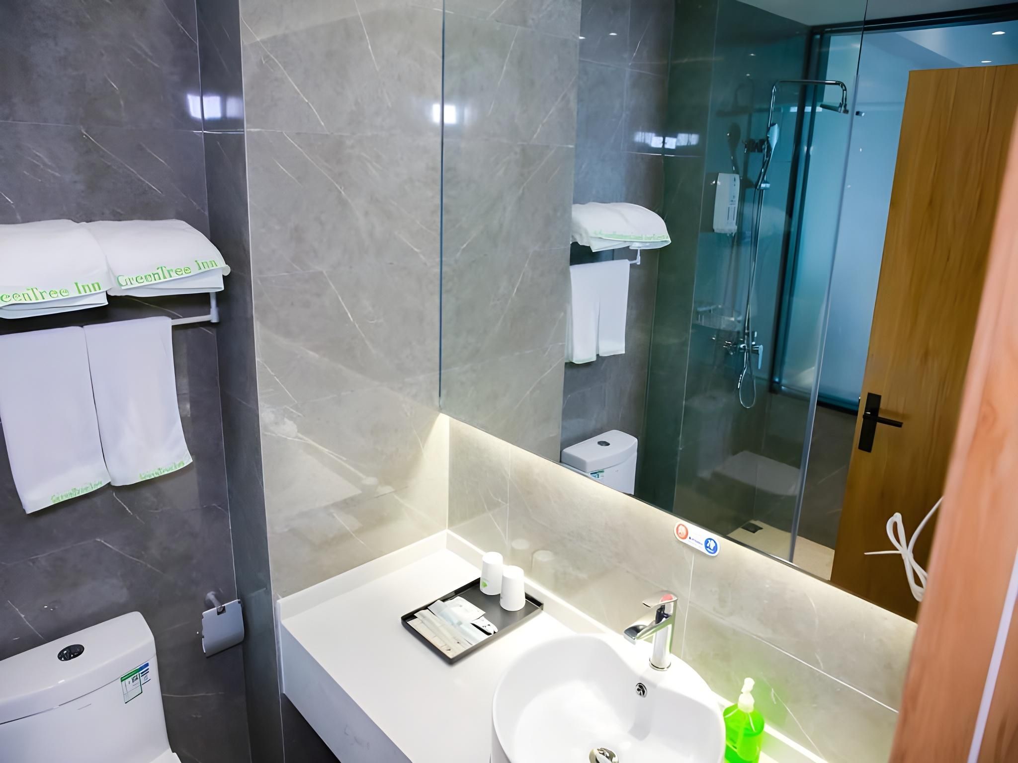 Feature Queen Room