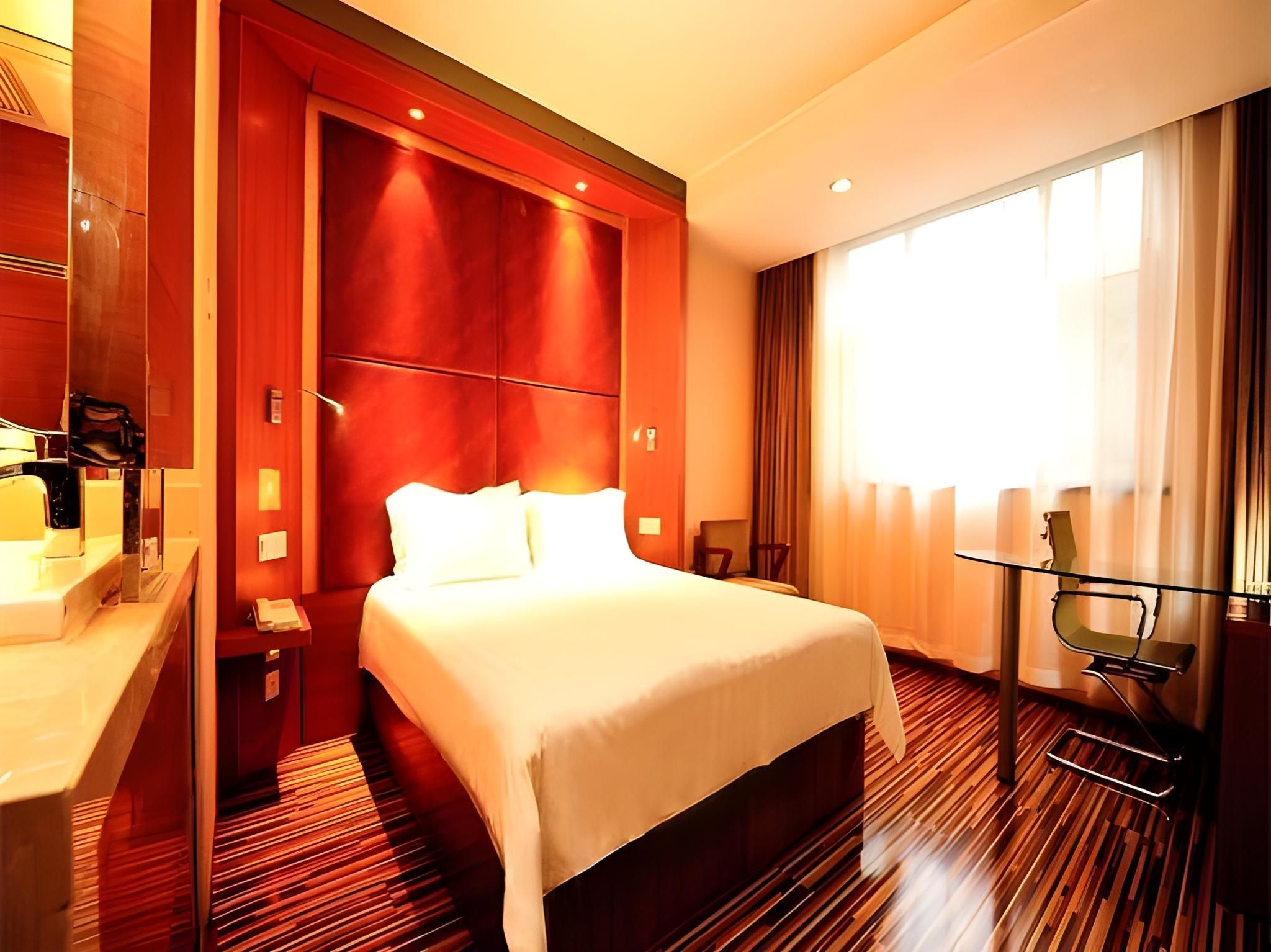 WH - Deluxe Bed Suite