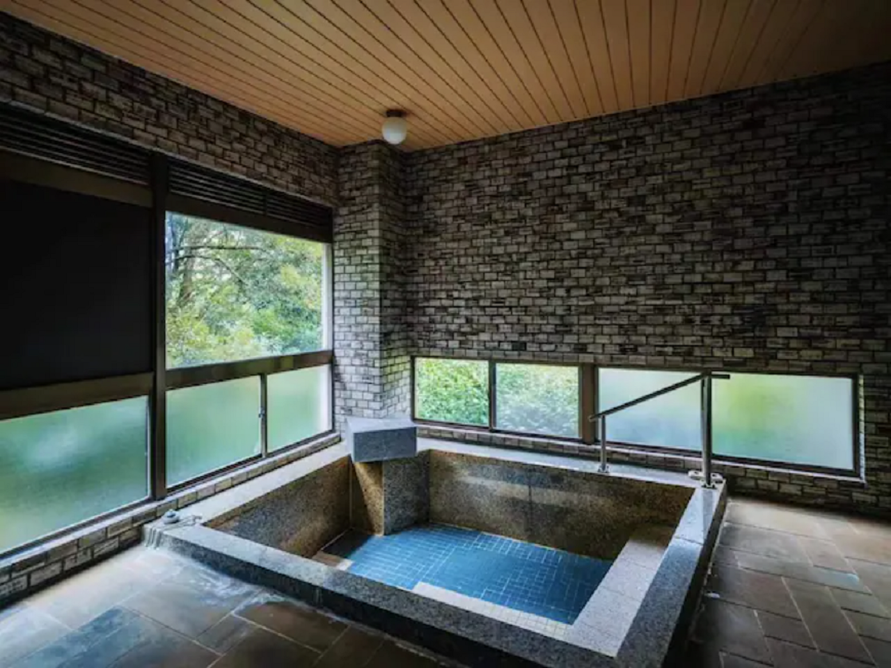 Deluxe with Bathtub