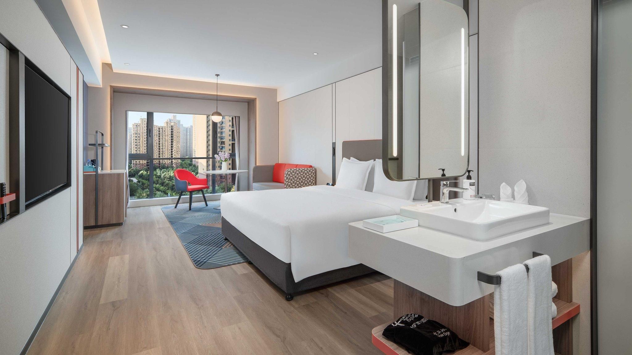 1 King Standard High Floor