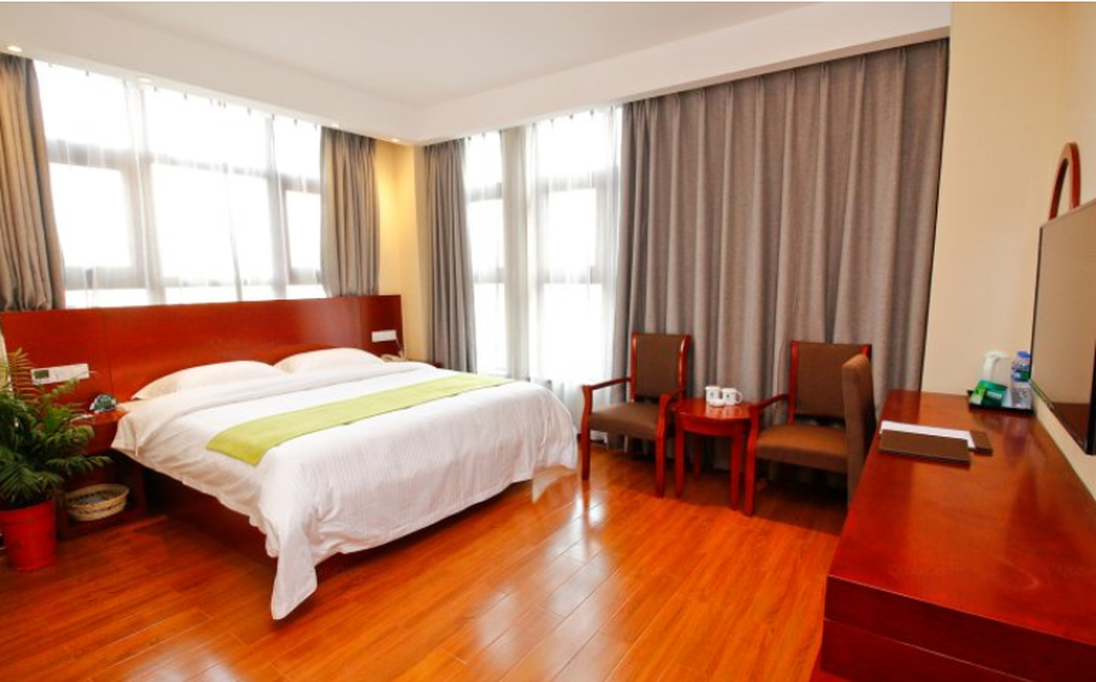 Business Queen Room