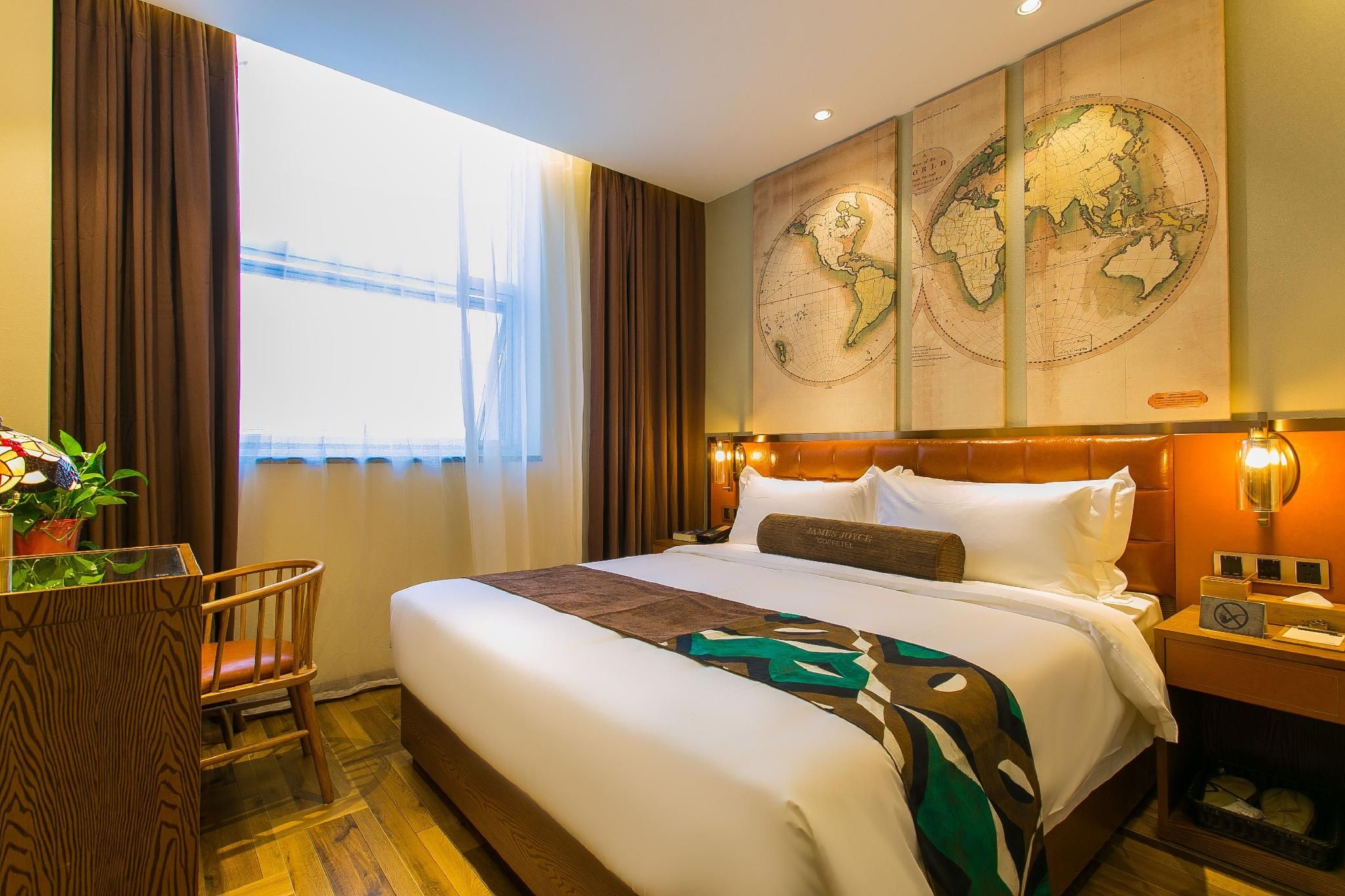 James Joyce - Queen Bed Room