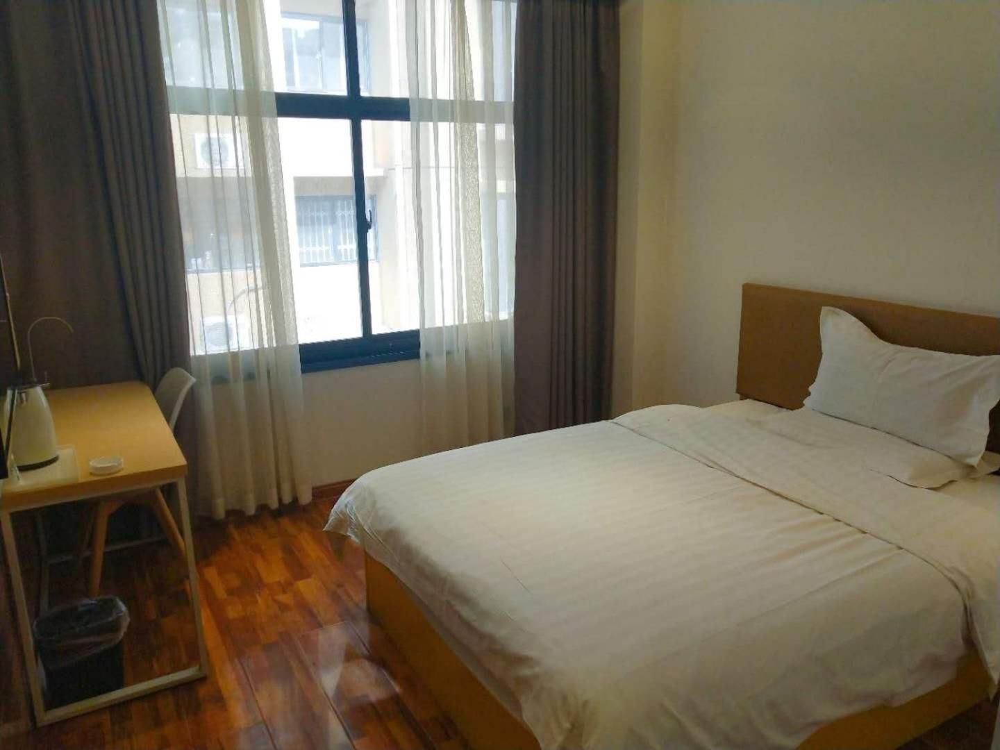 Comfortable Queen Room