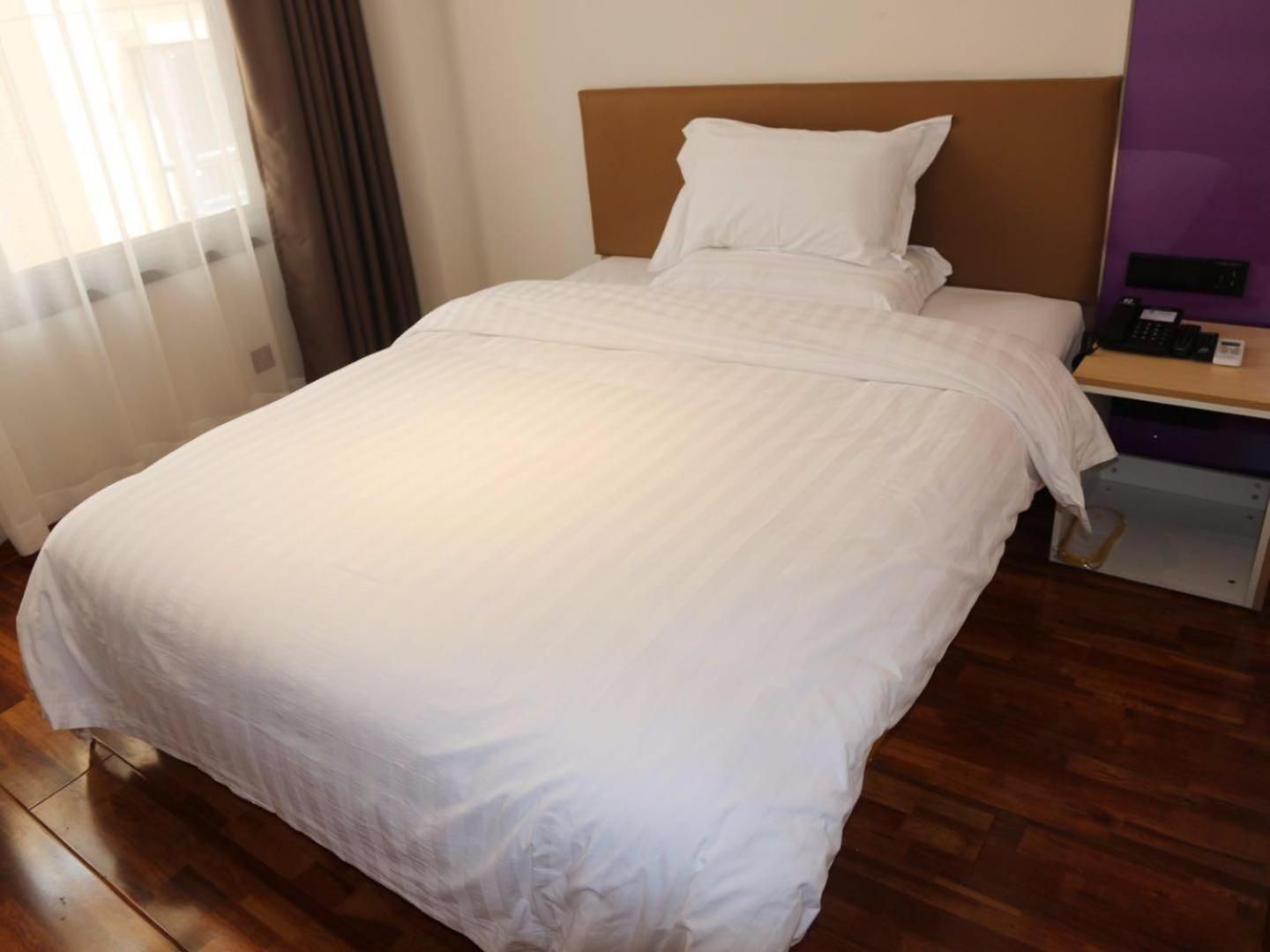 Comfortable Queen Room
