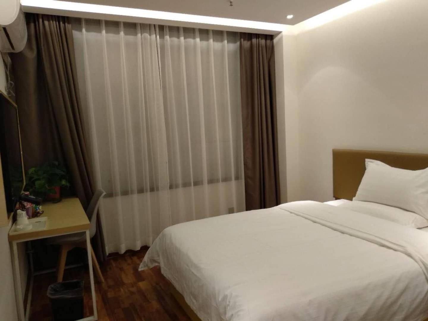 Business Queen Room