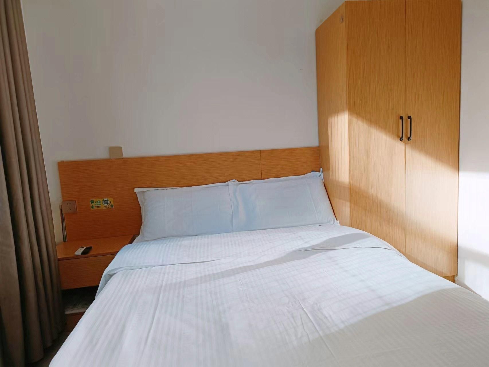 GTI - Single Room, Shared Bathroom