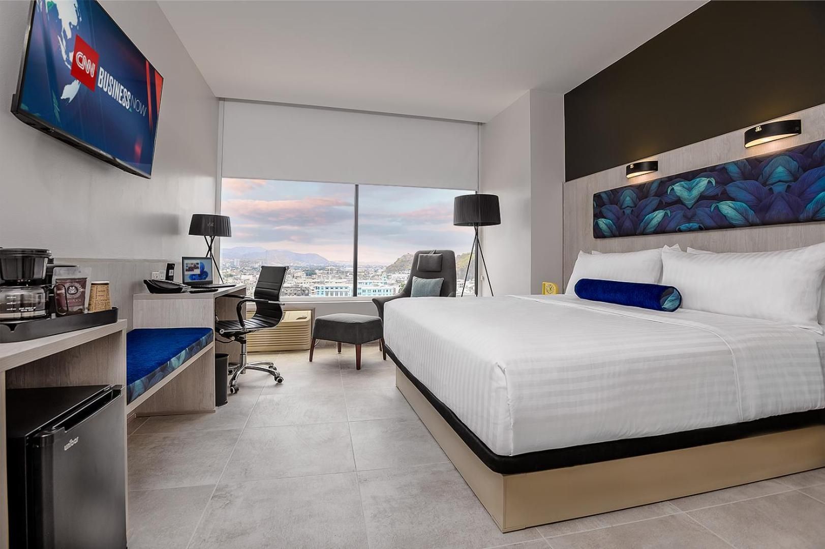 1 King Bed Premium Floor Guayaquil View