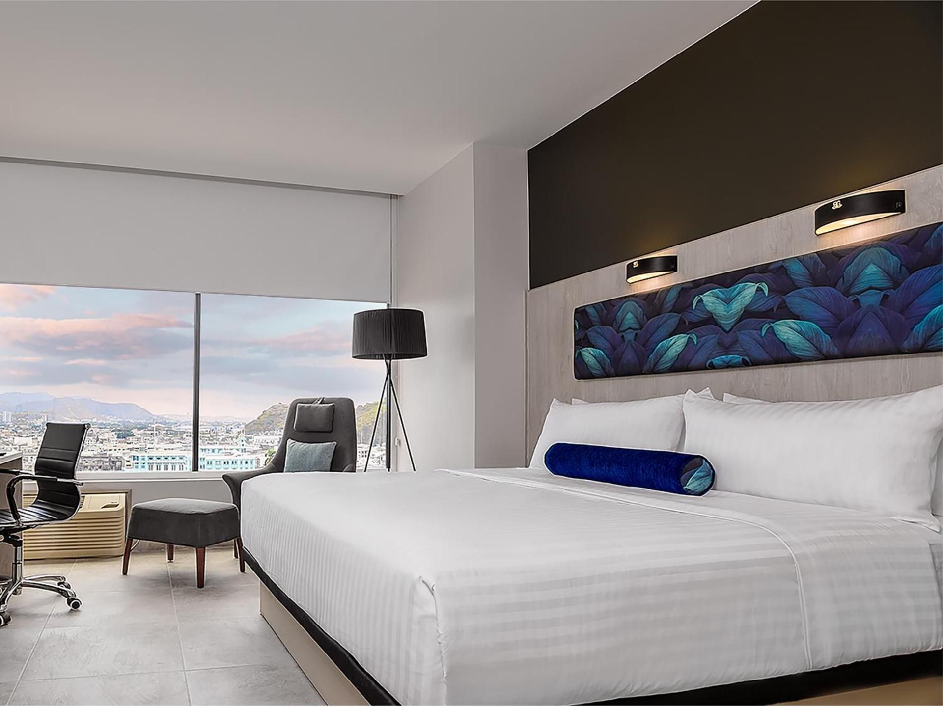 1 King Bed Premium Floor Guayaquil View