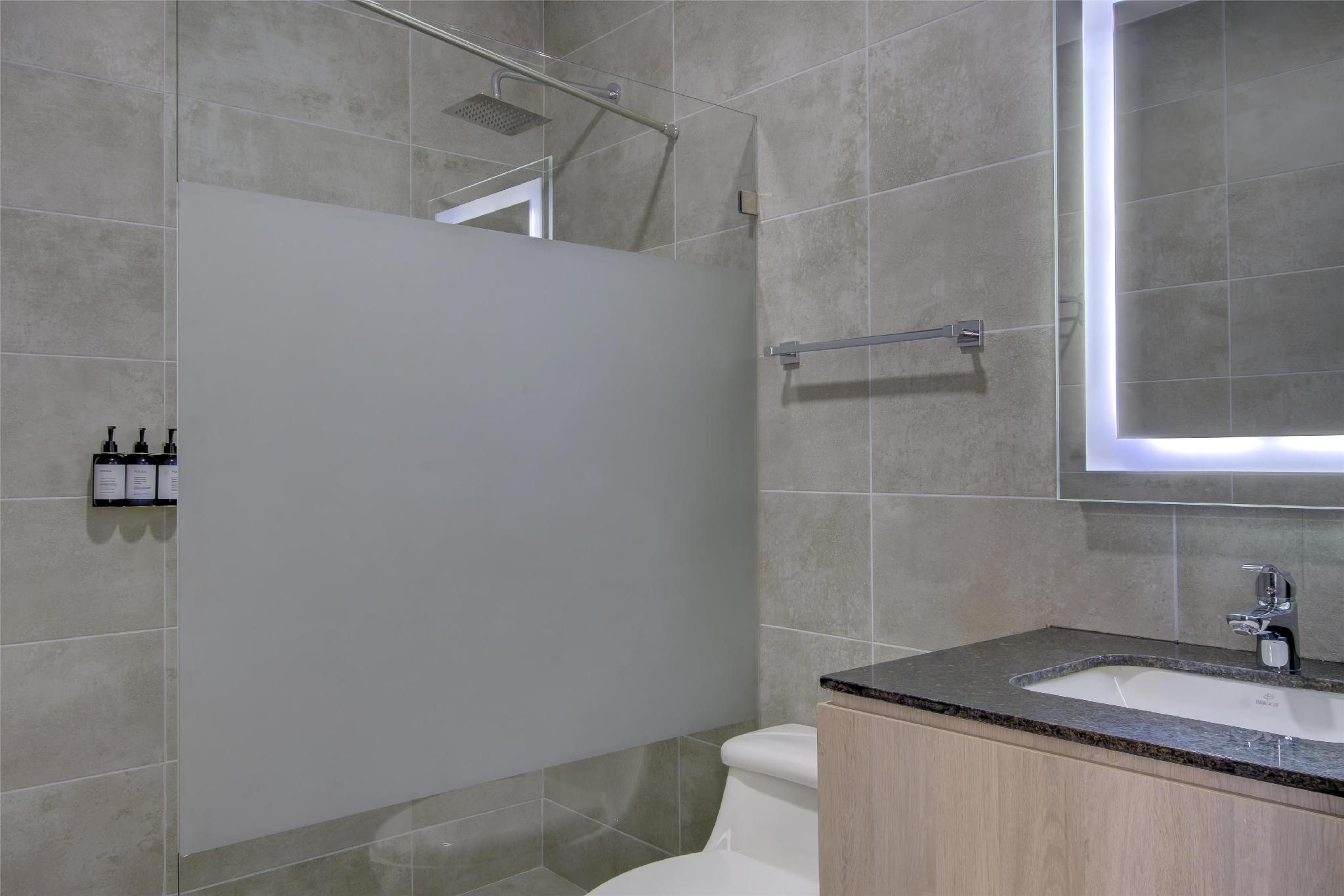 1 King Premium Floor River Front View