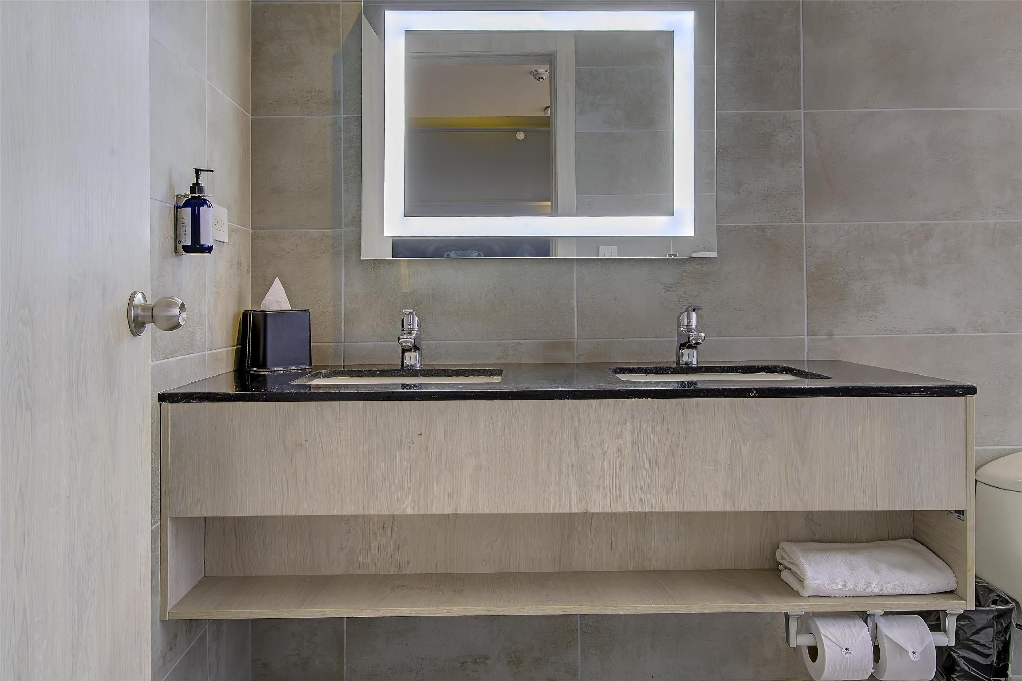 DoubleTree by Hilton Guayaquil 2 Queen Beds River Front View 3