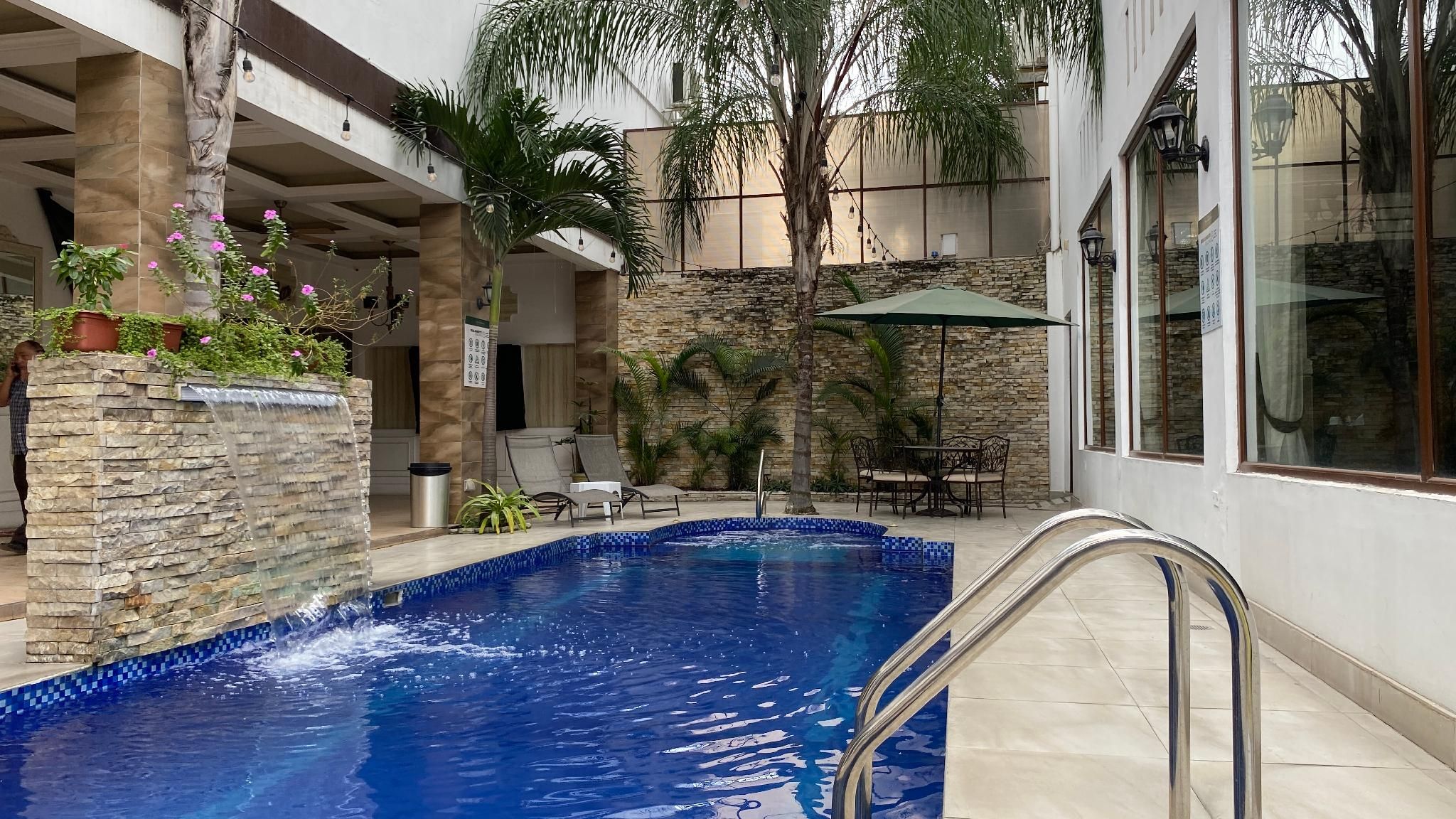 swimming pool [outdoor]