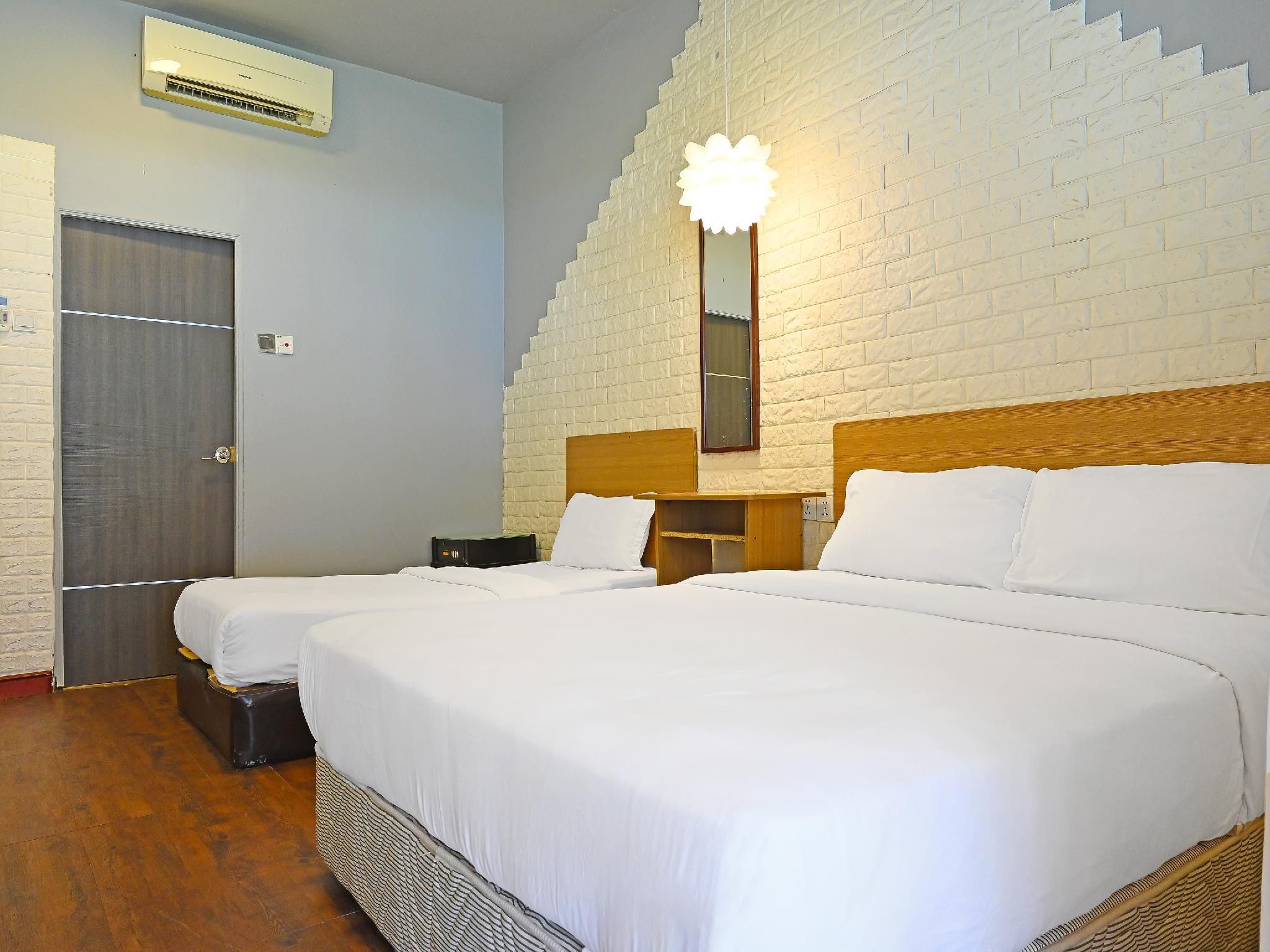 Tommy's Place @ Tip Of  Borneo Seaview Beachfront Room 2