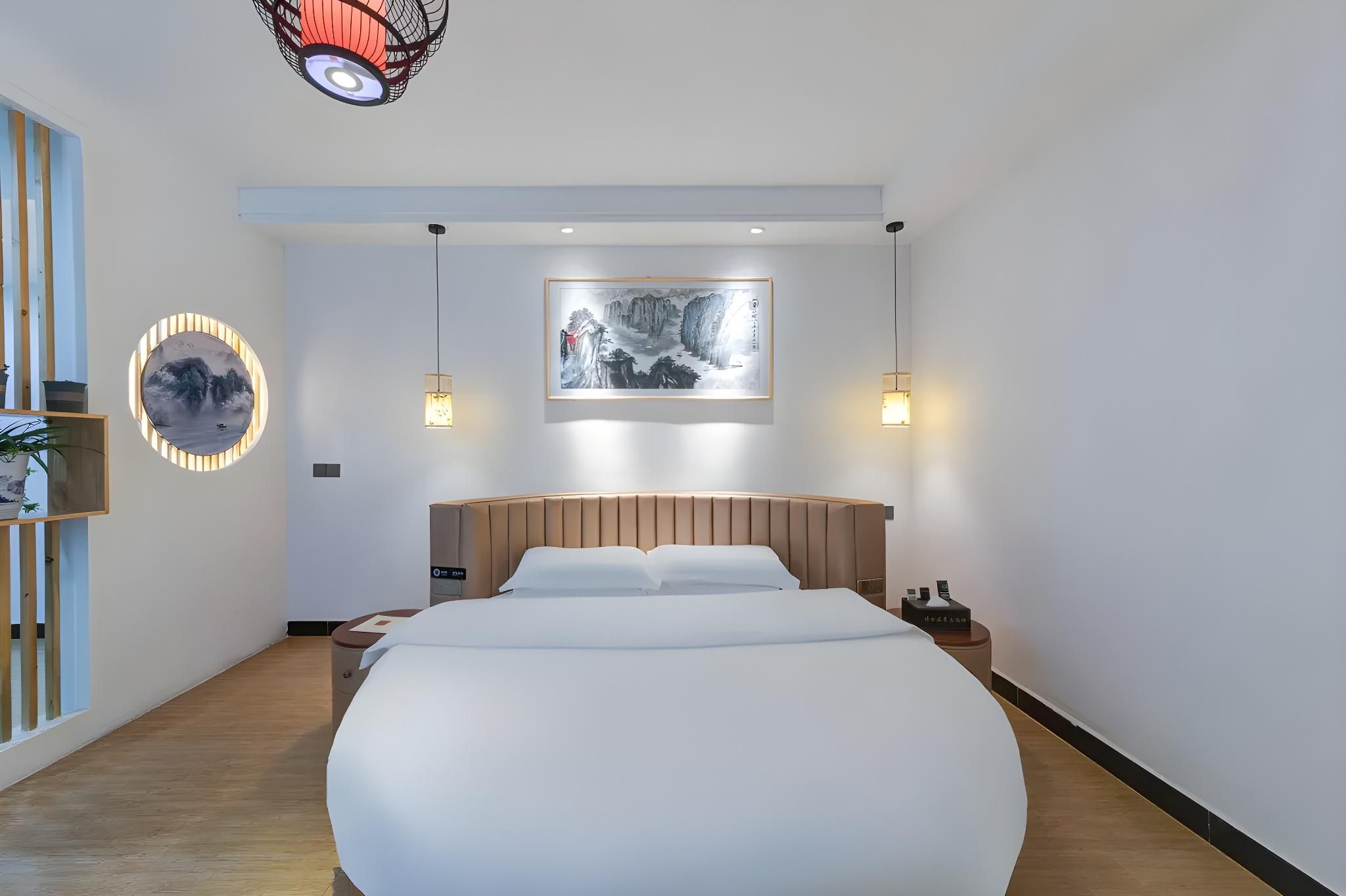 Round Bed Room