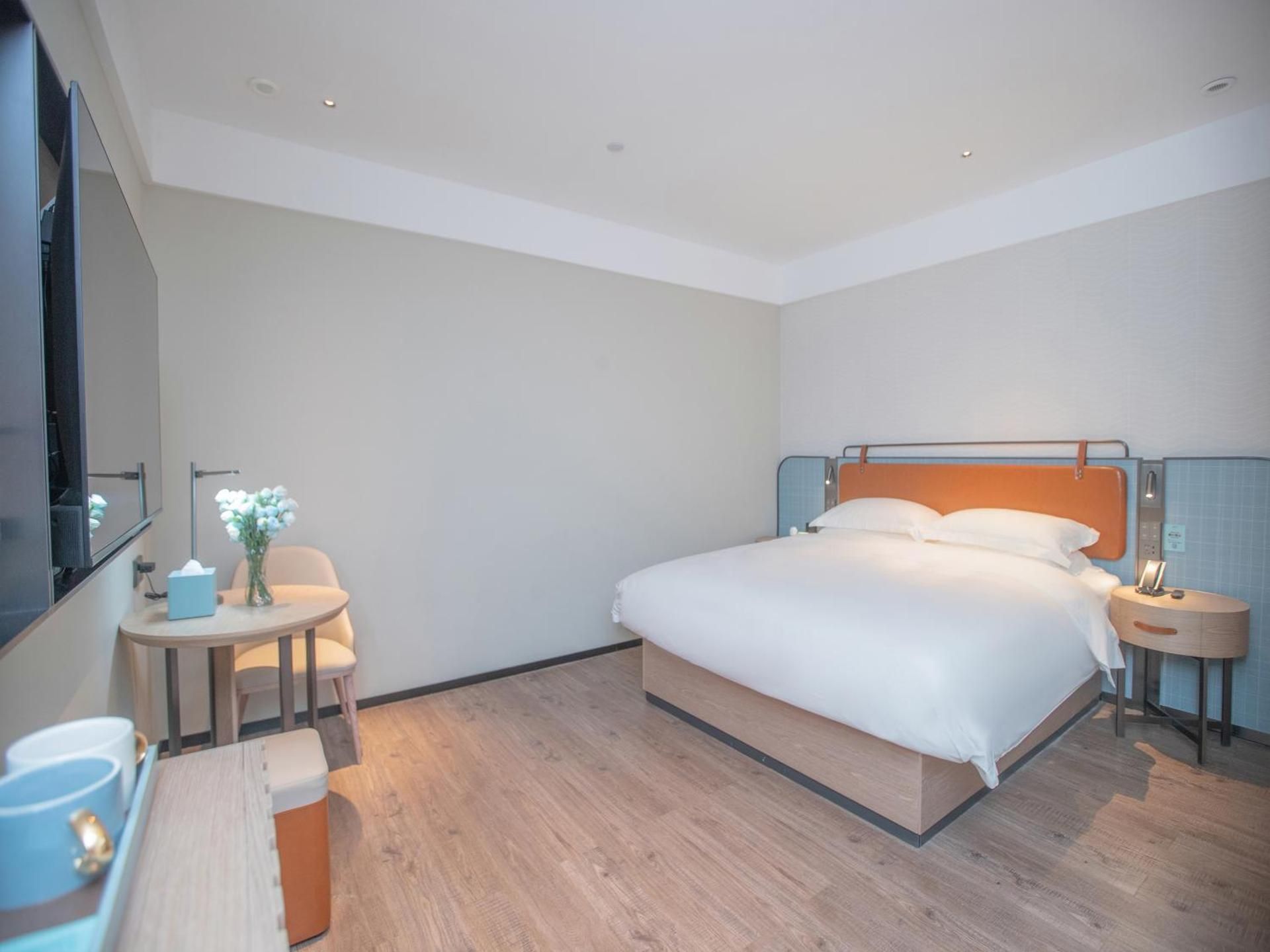 Standard Queen Room - no window