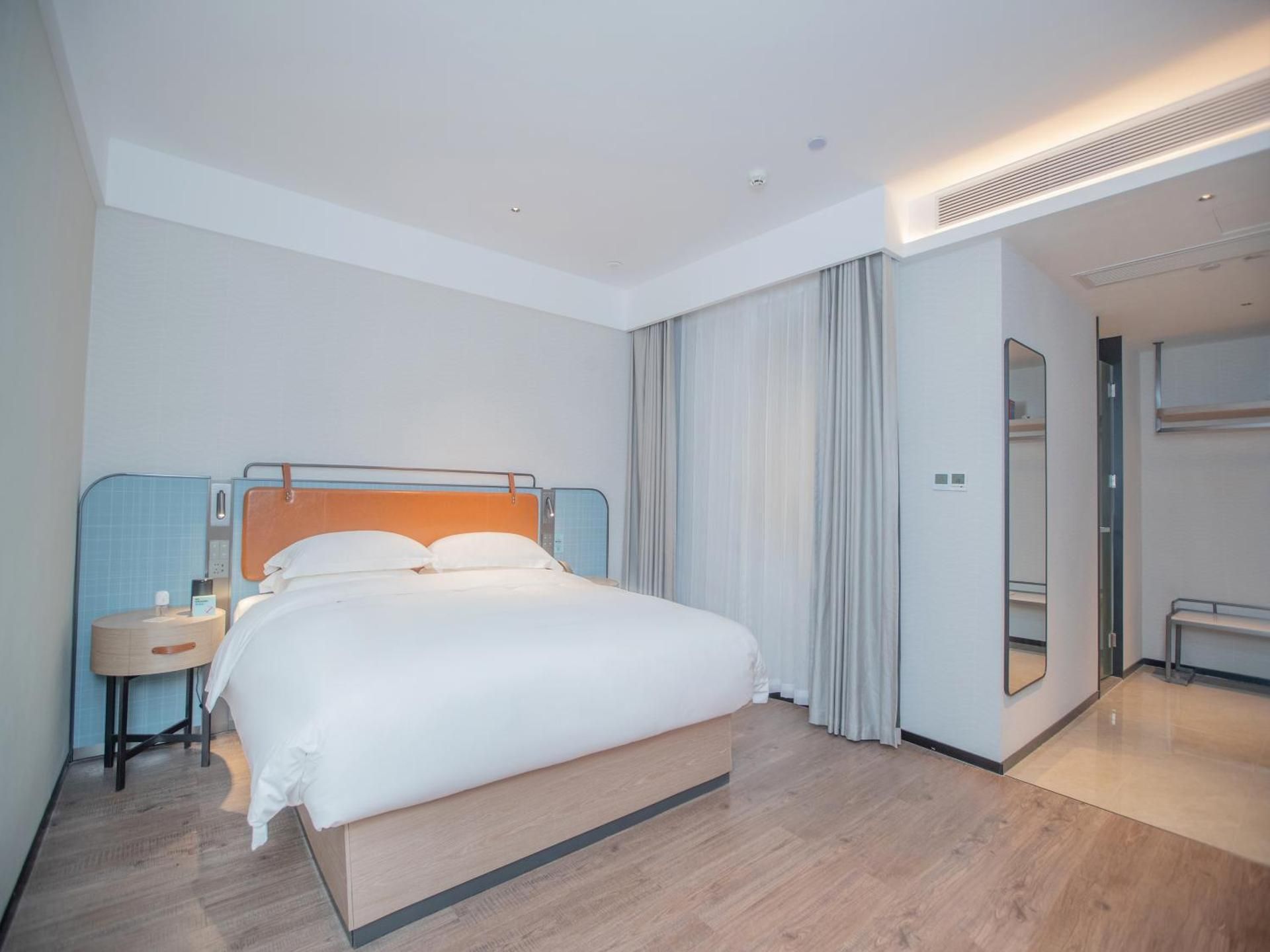 Standard Queen Room - no window