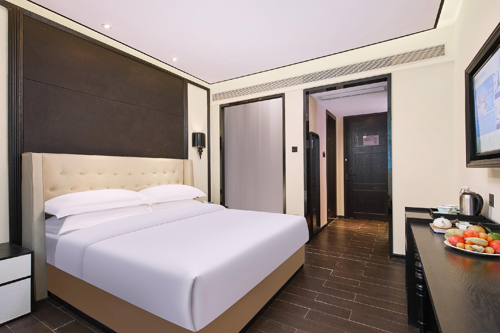 Room with Queen Bed
