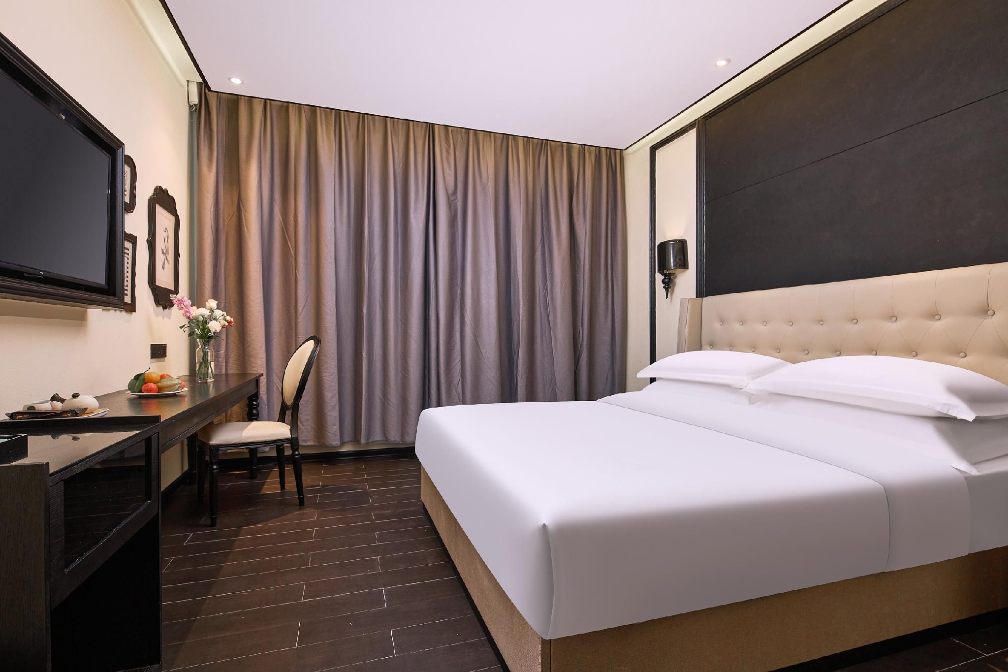 Room with Queen Bed