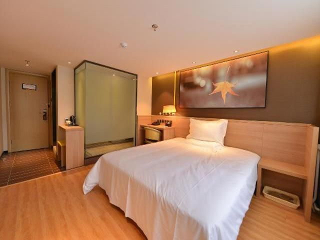 Comfortable Queen Room