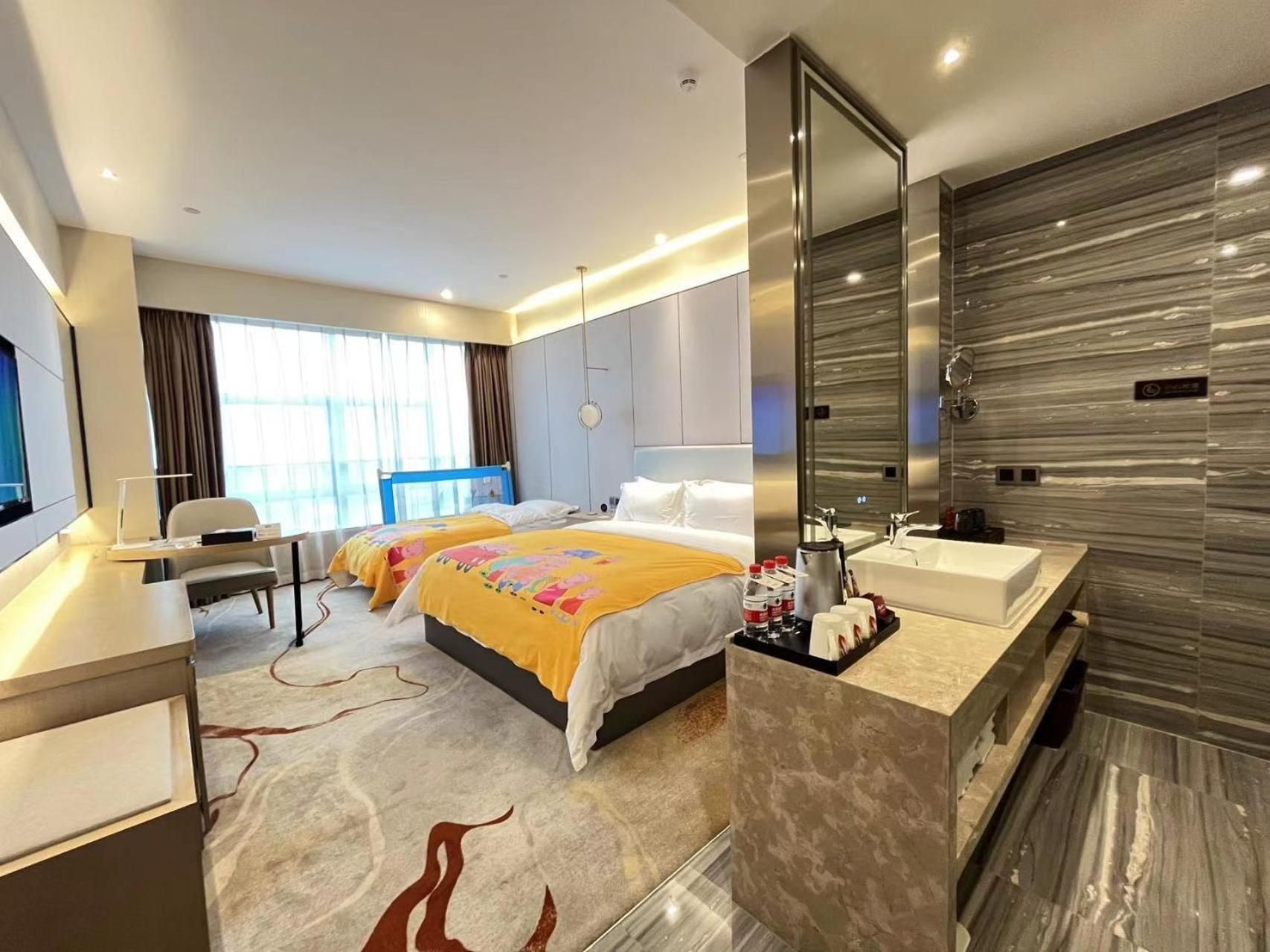 Argyle Hotel Qingyuan Yuanguang Deluxe Double Room (2 Adults + 1 Child)