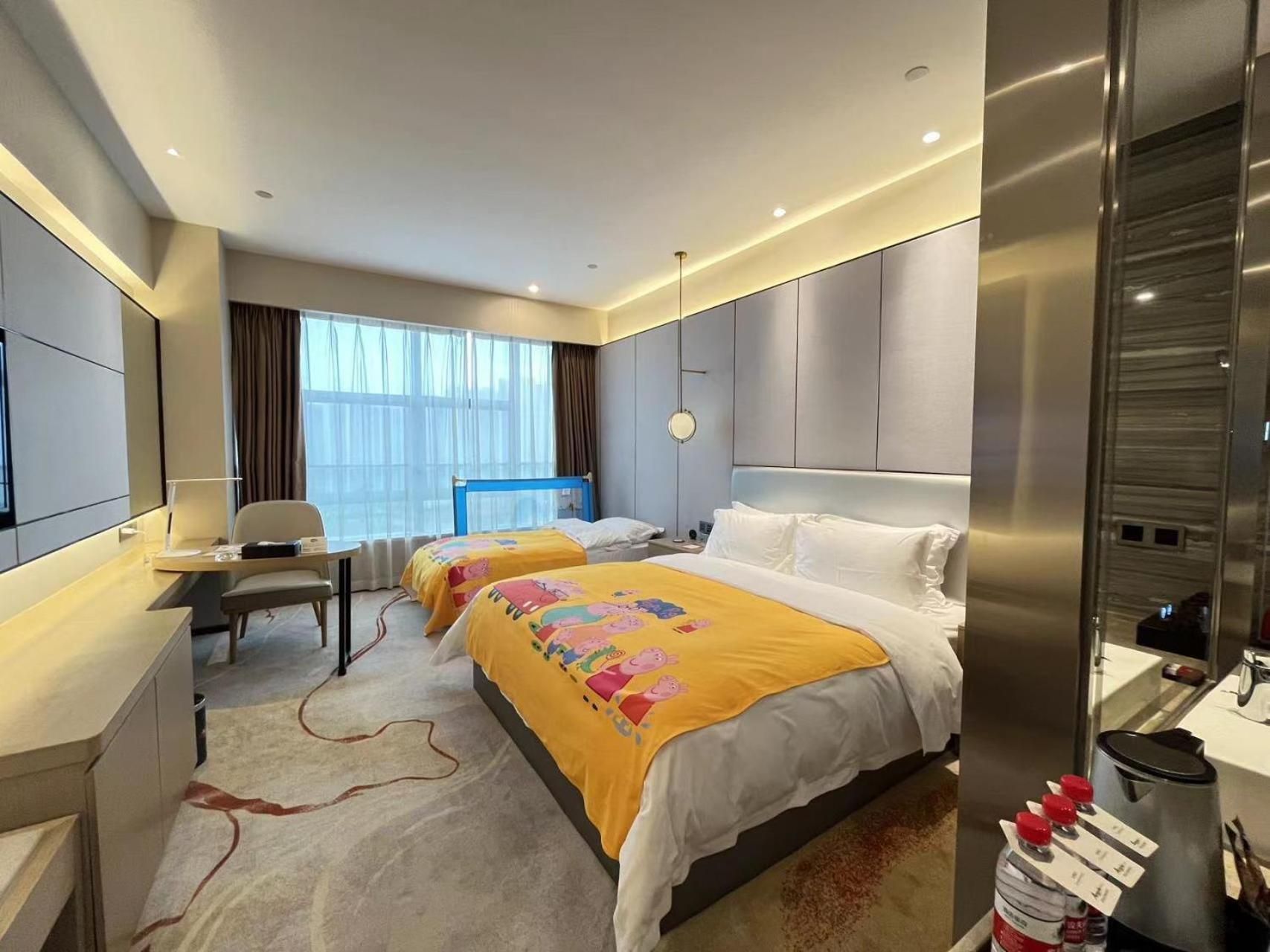 Argyle Hotel Qingyuan Yuanguang Deluxe Double Room (2 Adults + 1 Child) 3