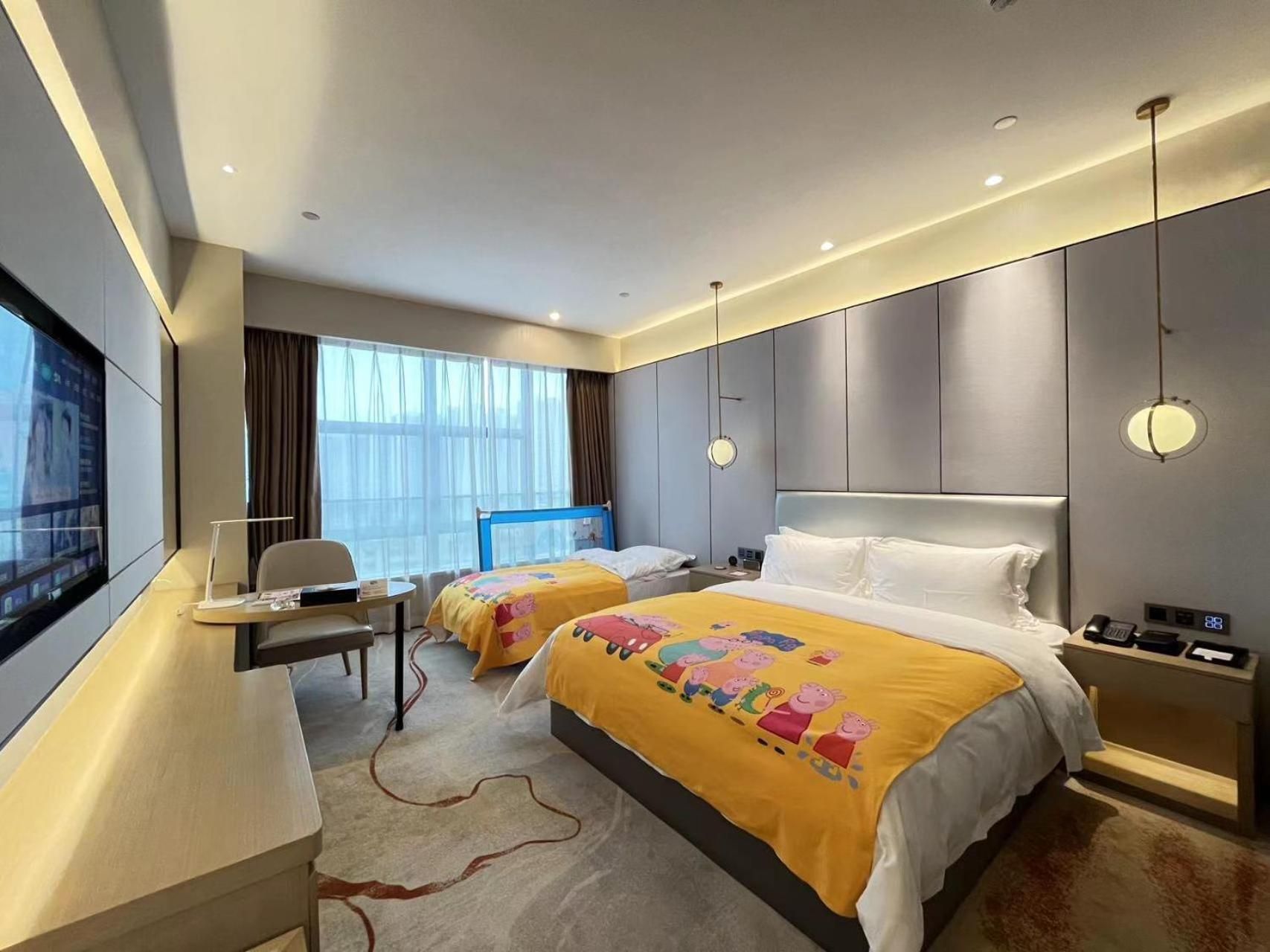 Argyle Hotel Qingyuan Yuanguang Deluxe Double Room (2 Adults + 1 Child) 2