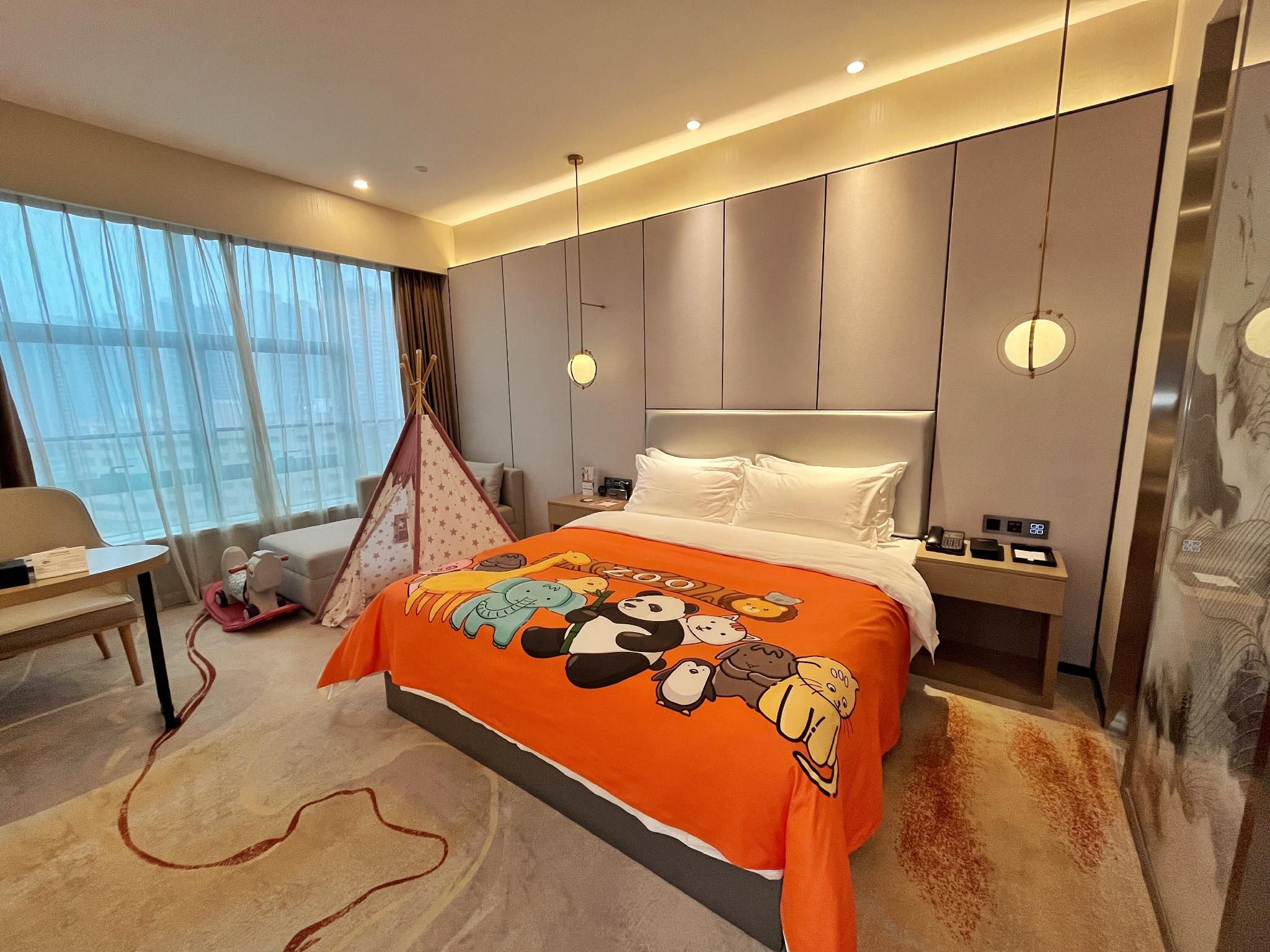 Parent Kid Room with Animal World Theme
