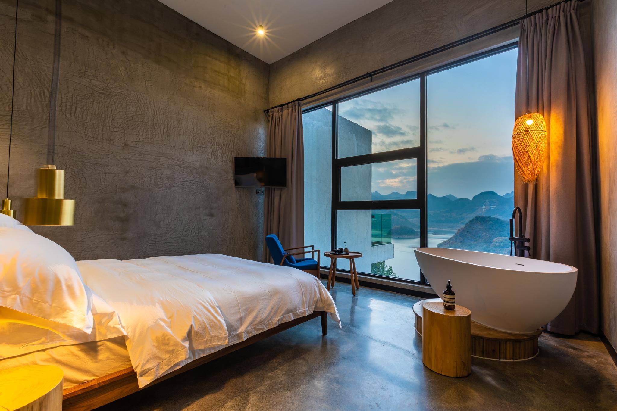 Deluxe Lake View