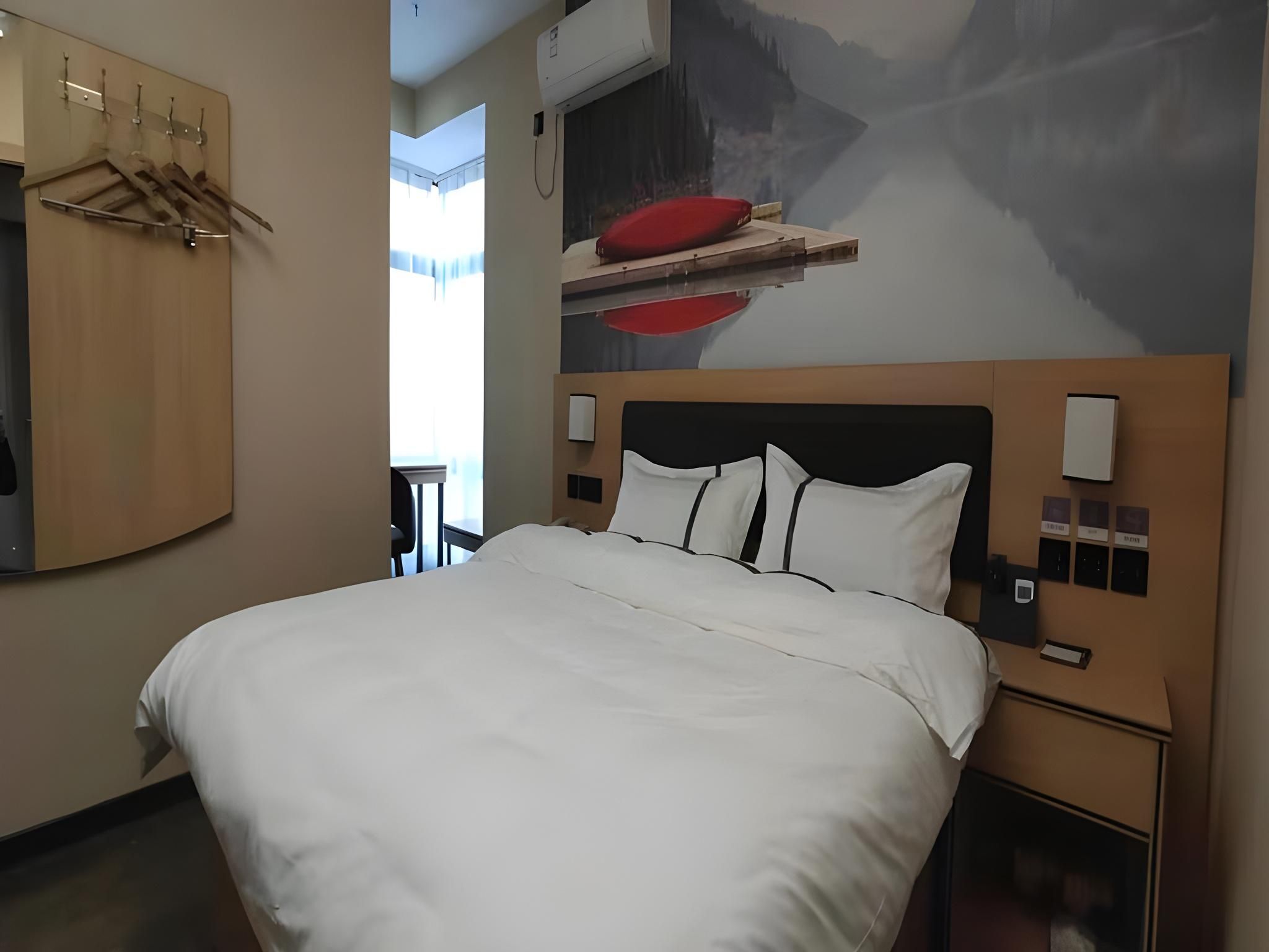 Queen Deluxe Room