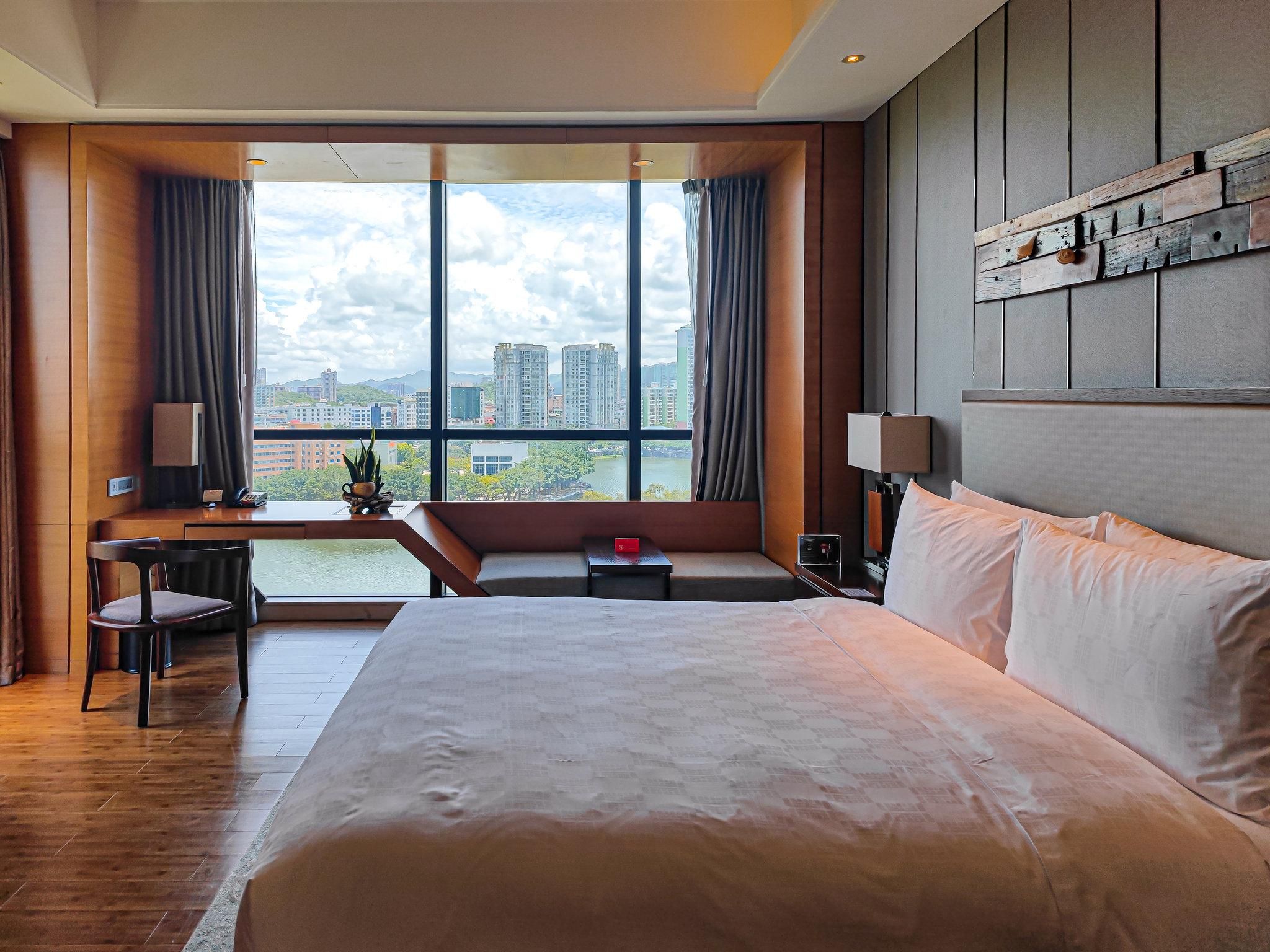 1 King Premium Lake View