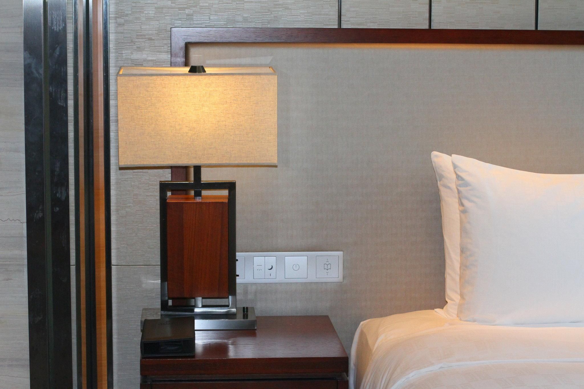 1 King Premium Lounge Accessible
