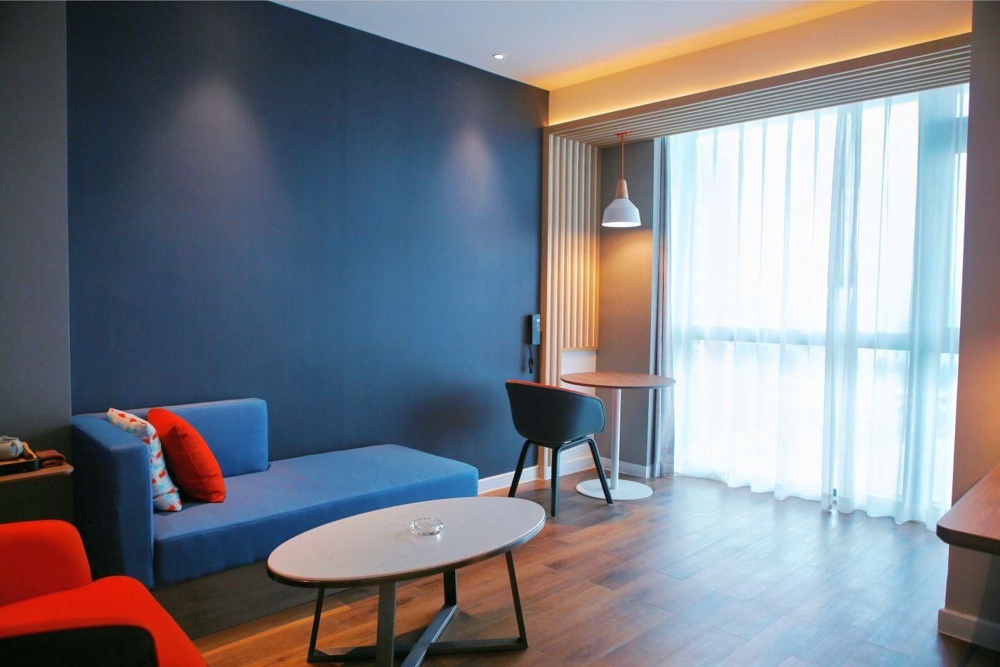 One-Bedroom Suite with Lake View