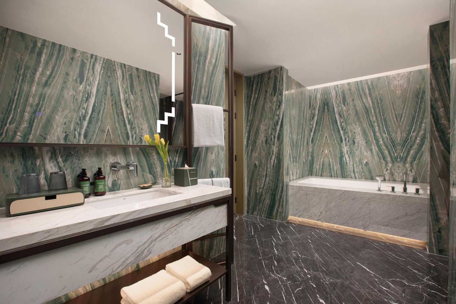 One Bedroom Suite Lake View Lounge Access