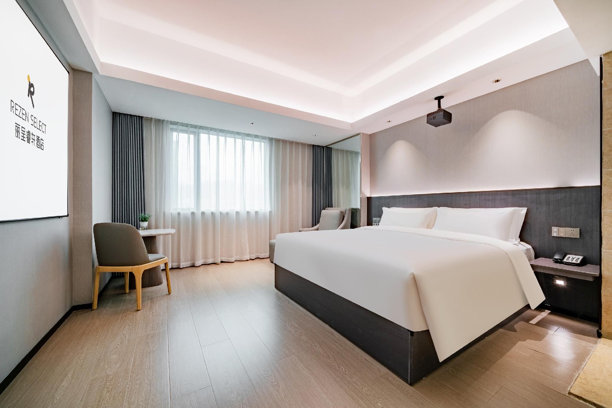 Rezen - Audio Visual 1 Bed Room
