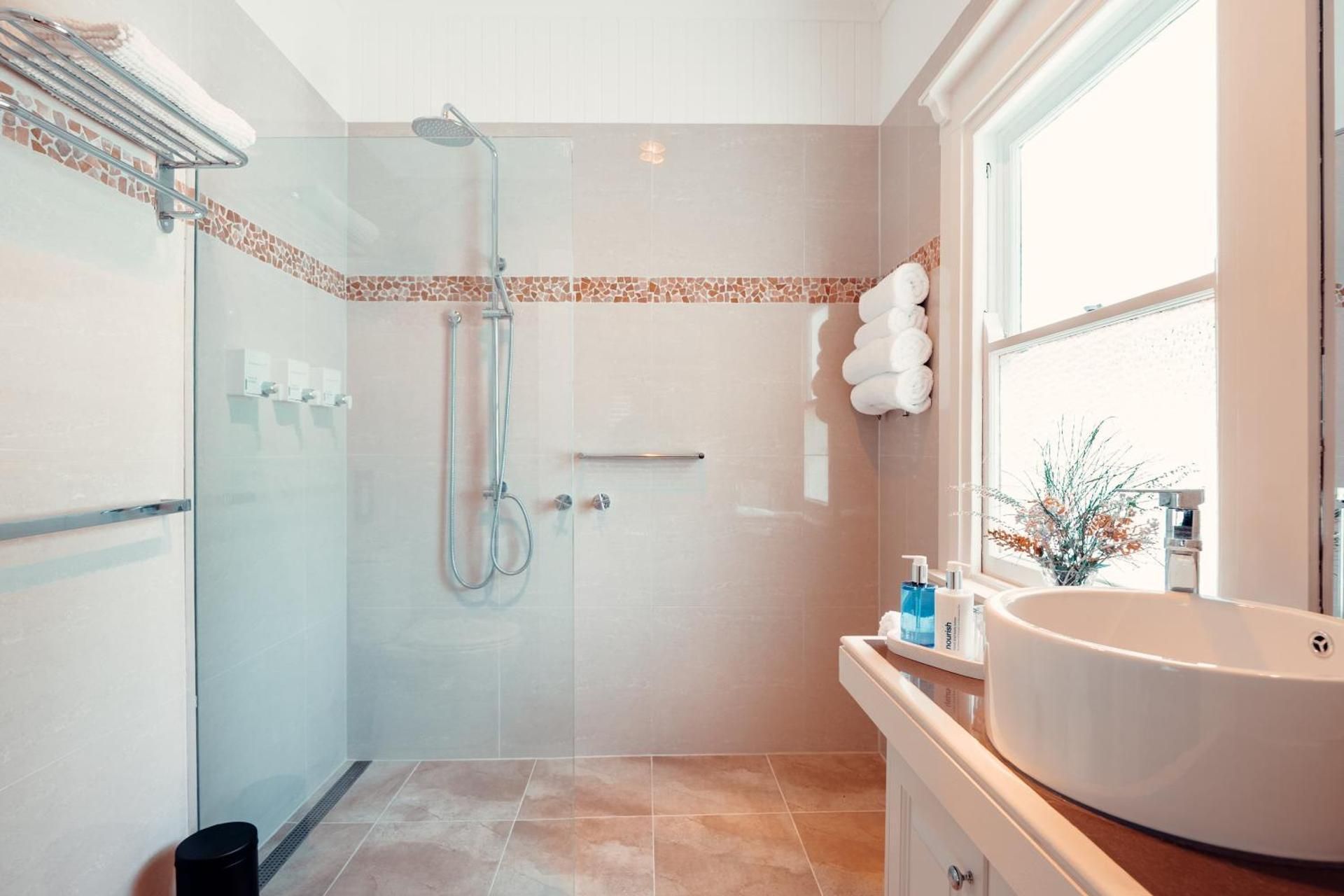 Deluxe Queen Suite