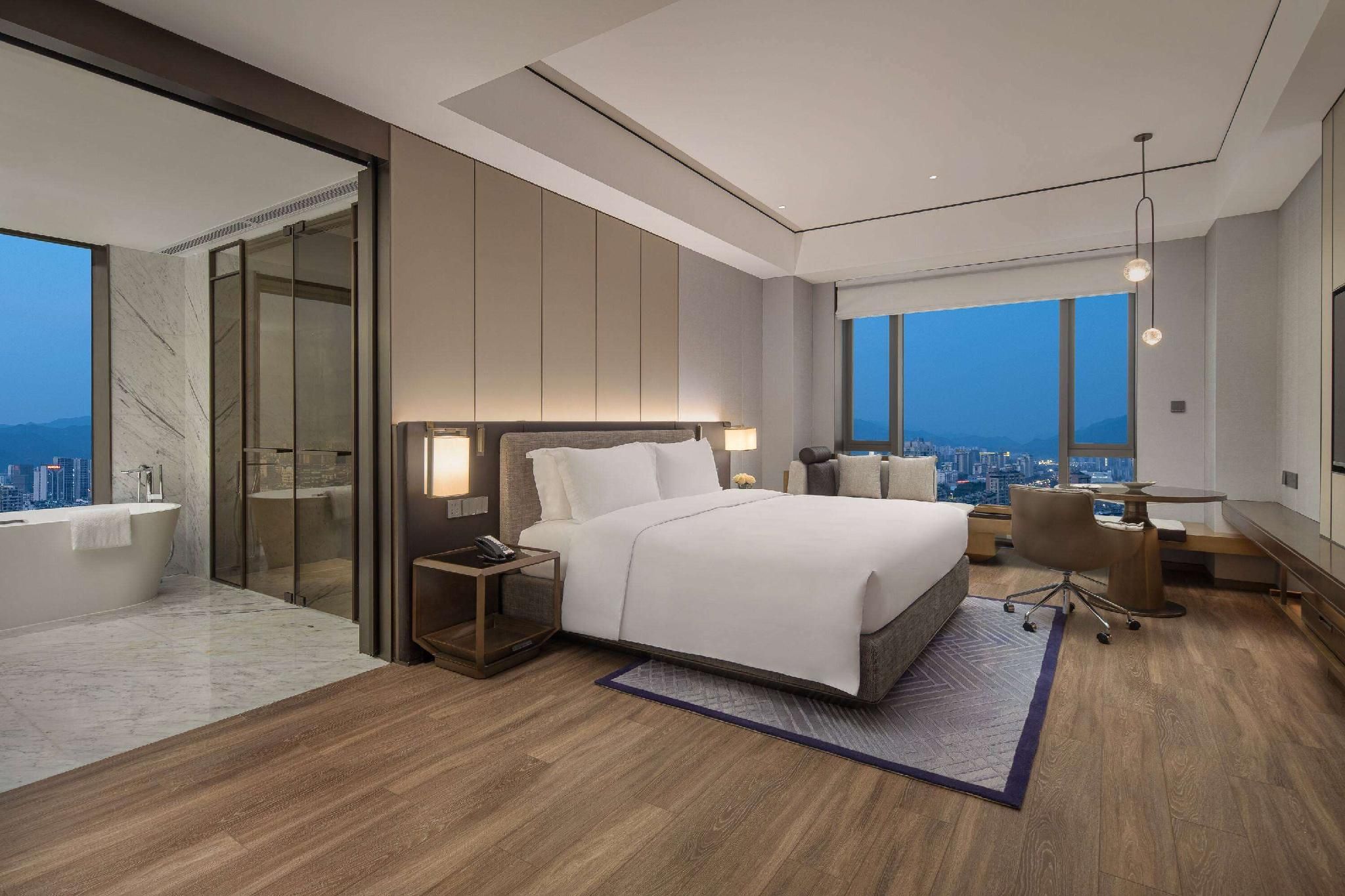 1 King Bed, Business Room