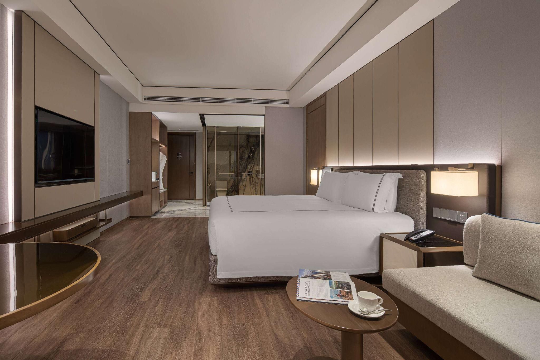 1 King Bed, Leisure Room