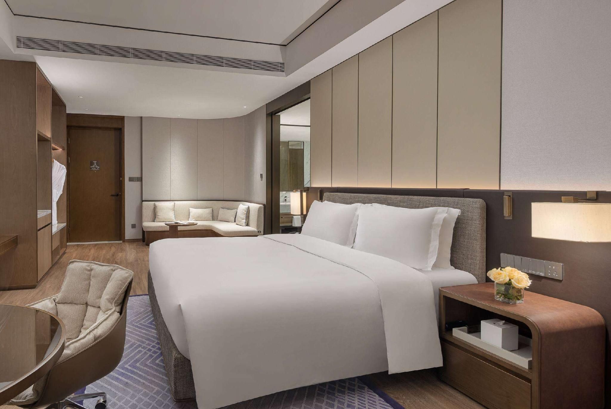 1 King Bed, Business, Non-Smoking Room