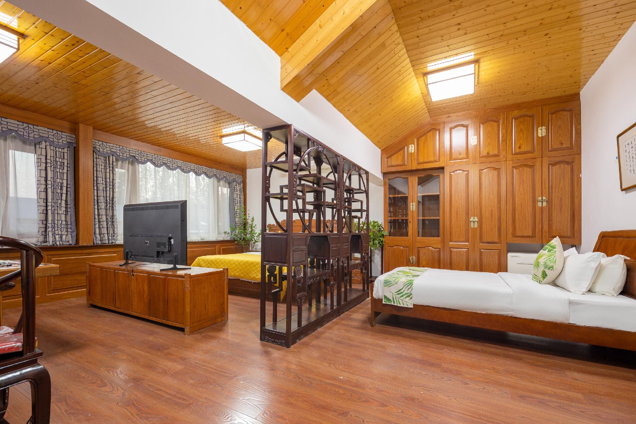 Family Room with Nature - Kid-Friendly