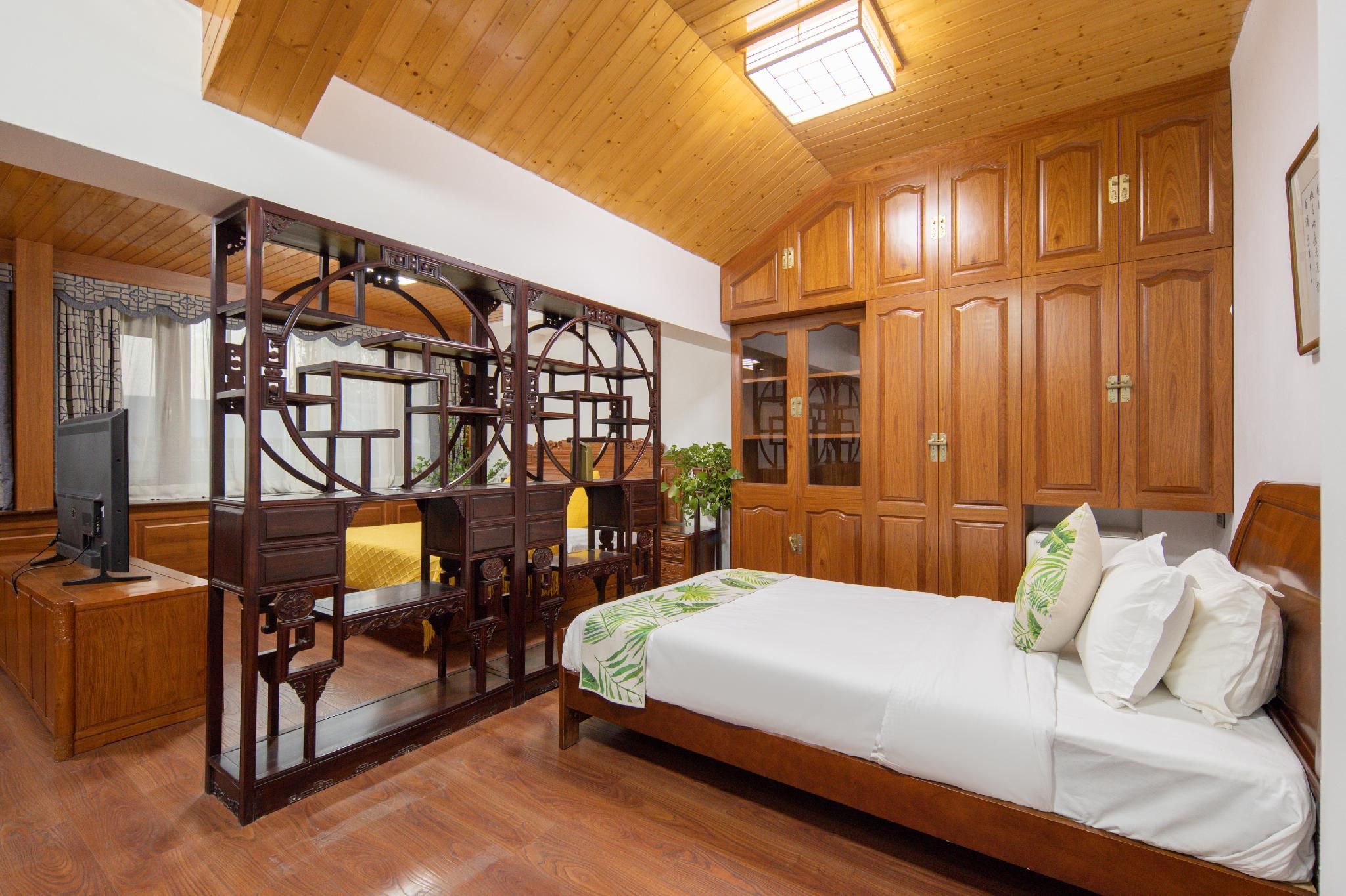 Family Room with Nature - Kid-Friendly