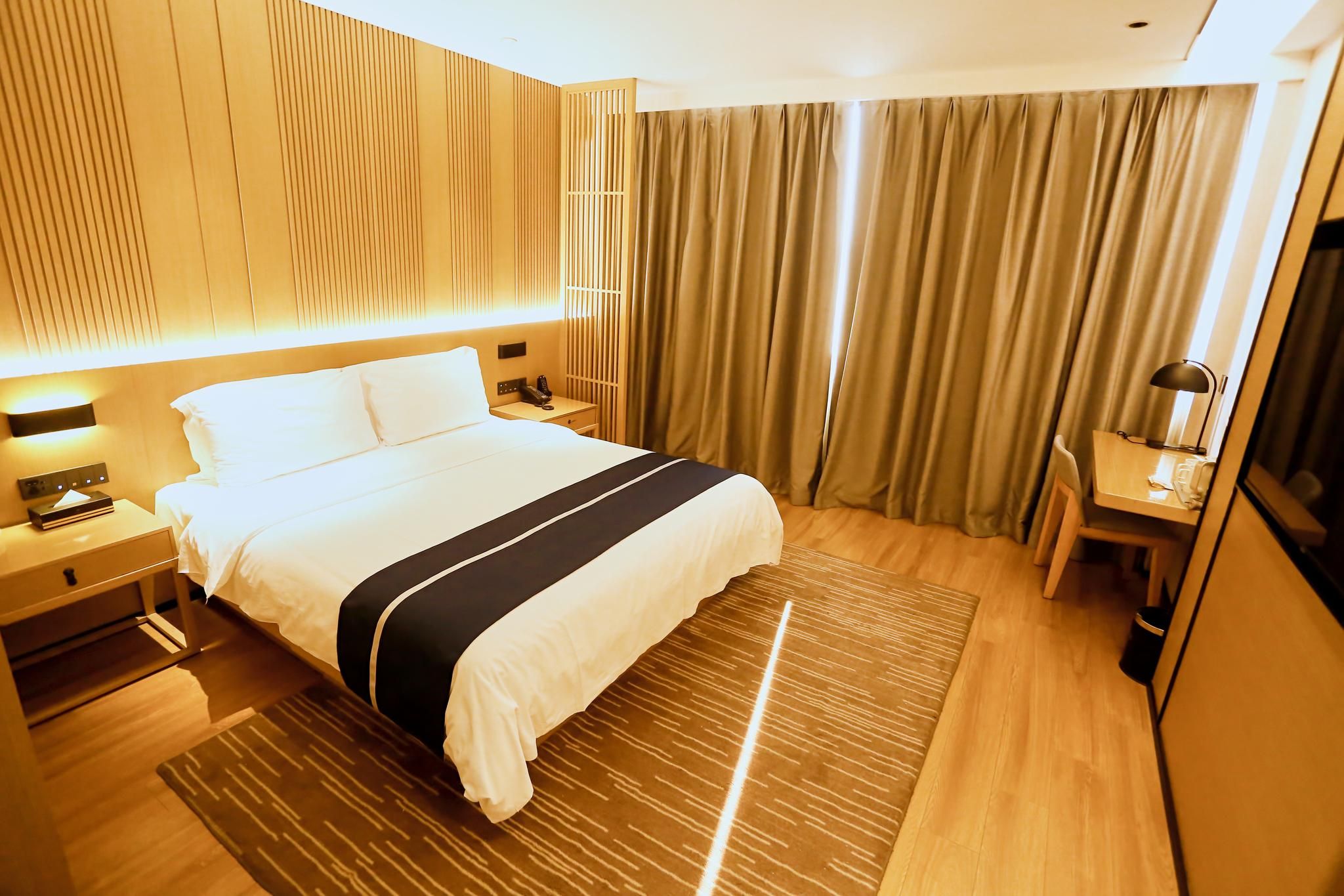 Queen Superior Room