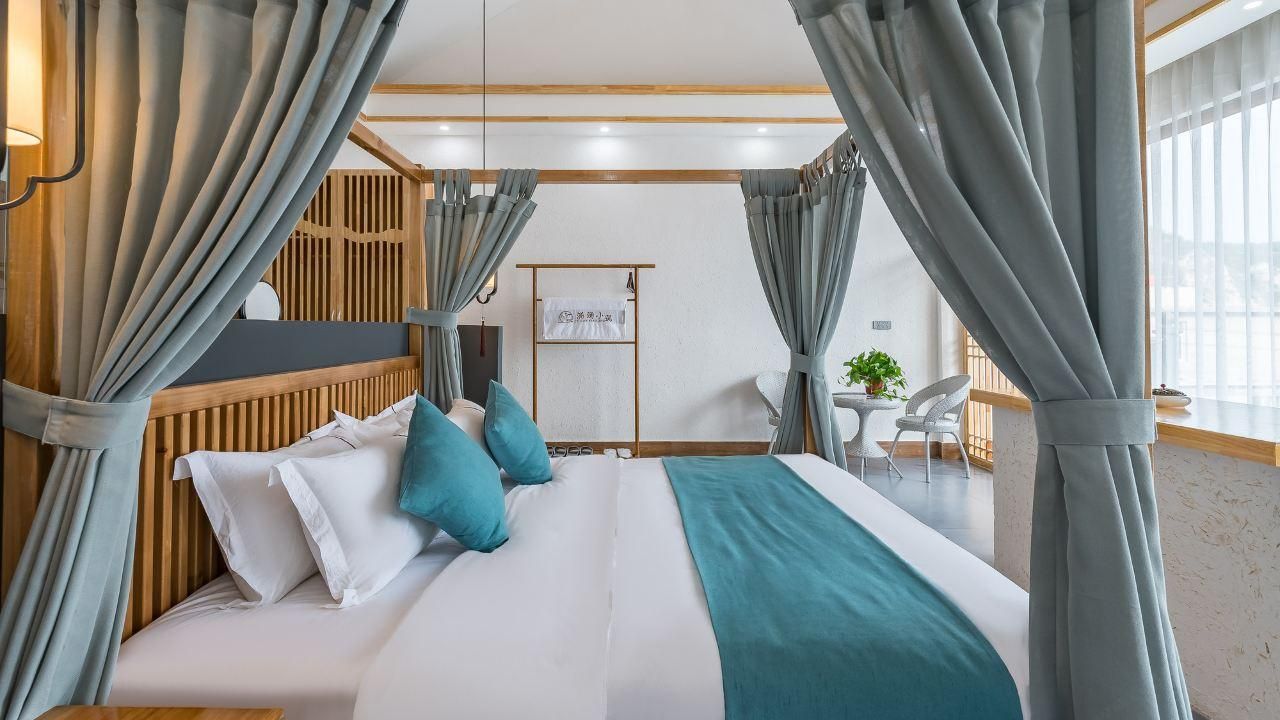Room with Queen Bed
