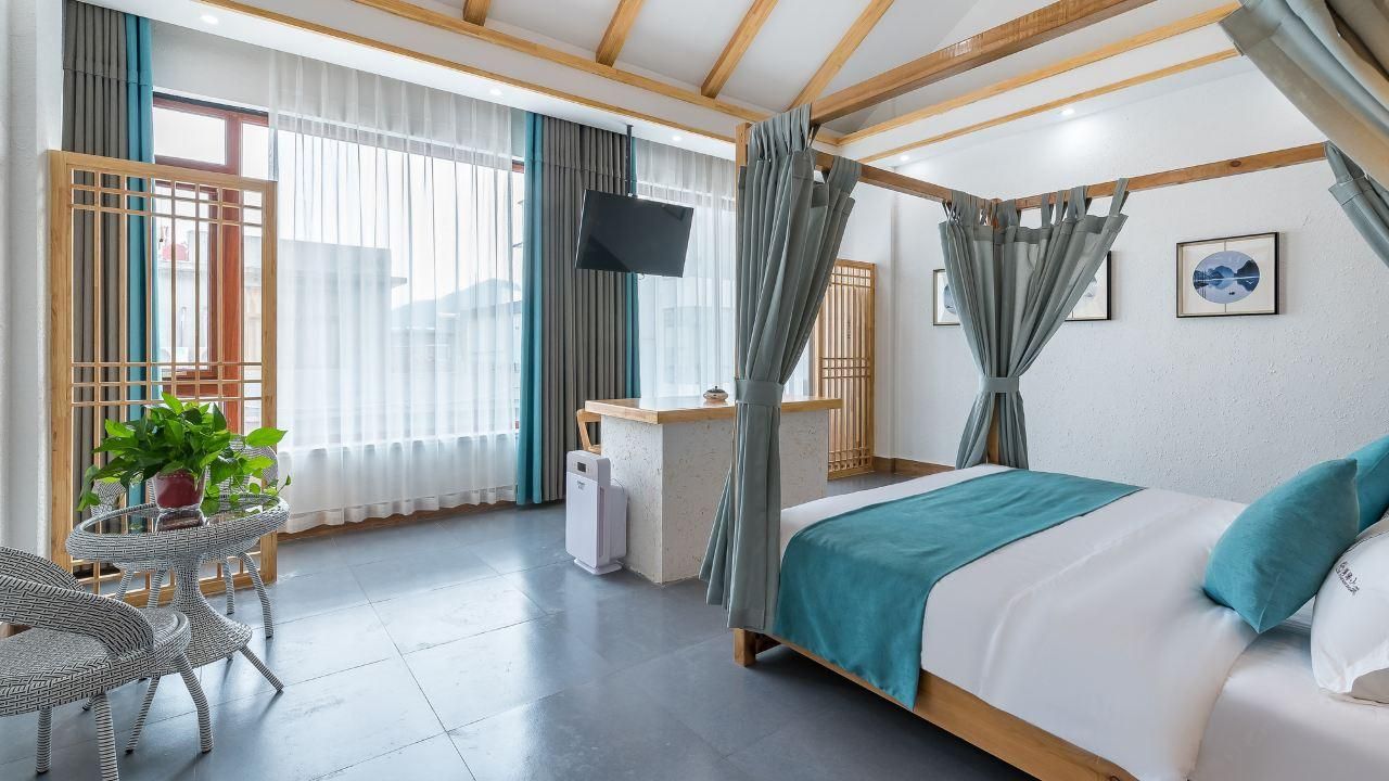 Room with Queen Bed