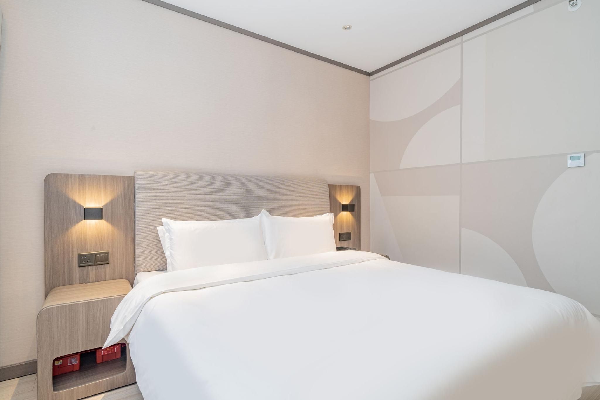 Queen Superior Room