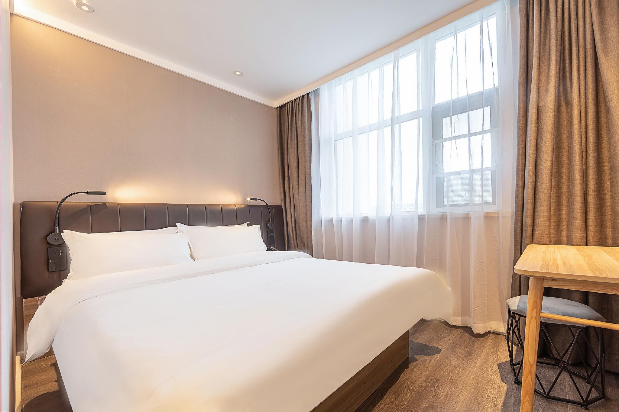 Queen Superior Room