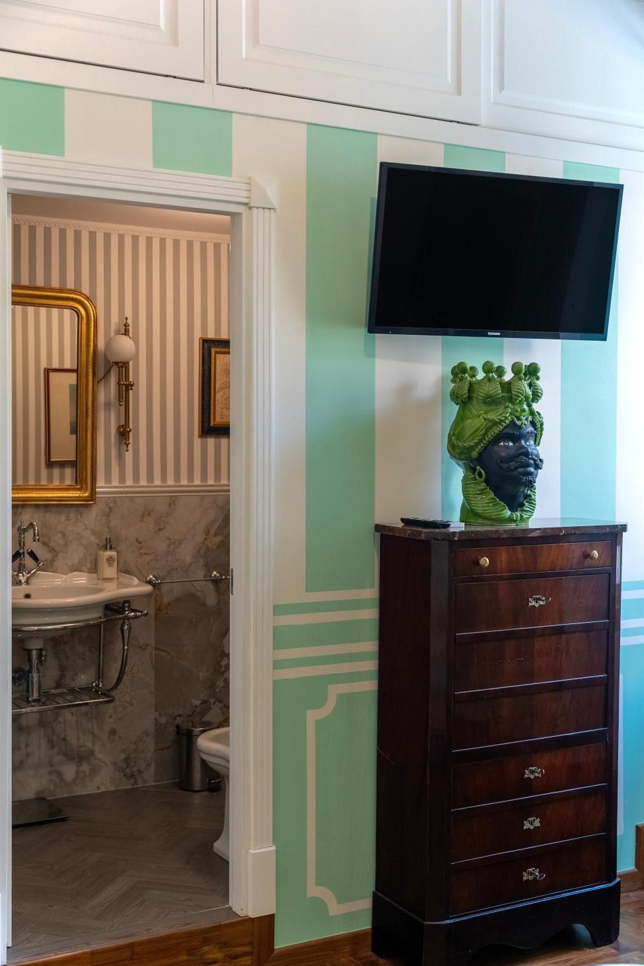 Quadruple Room with Private Bathroom