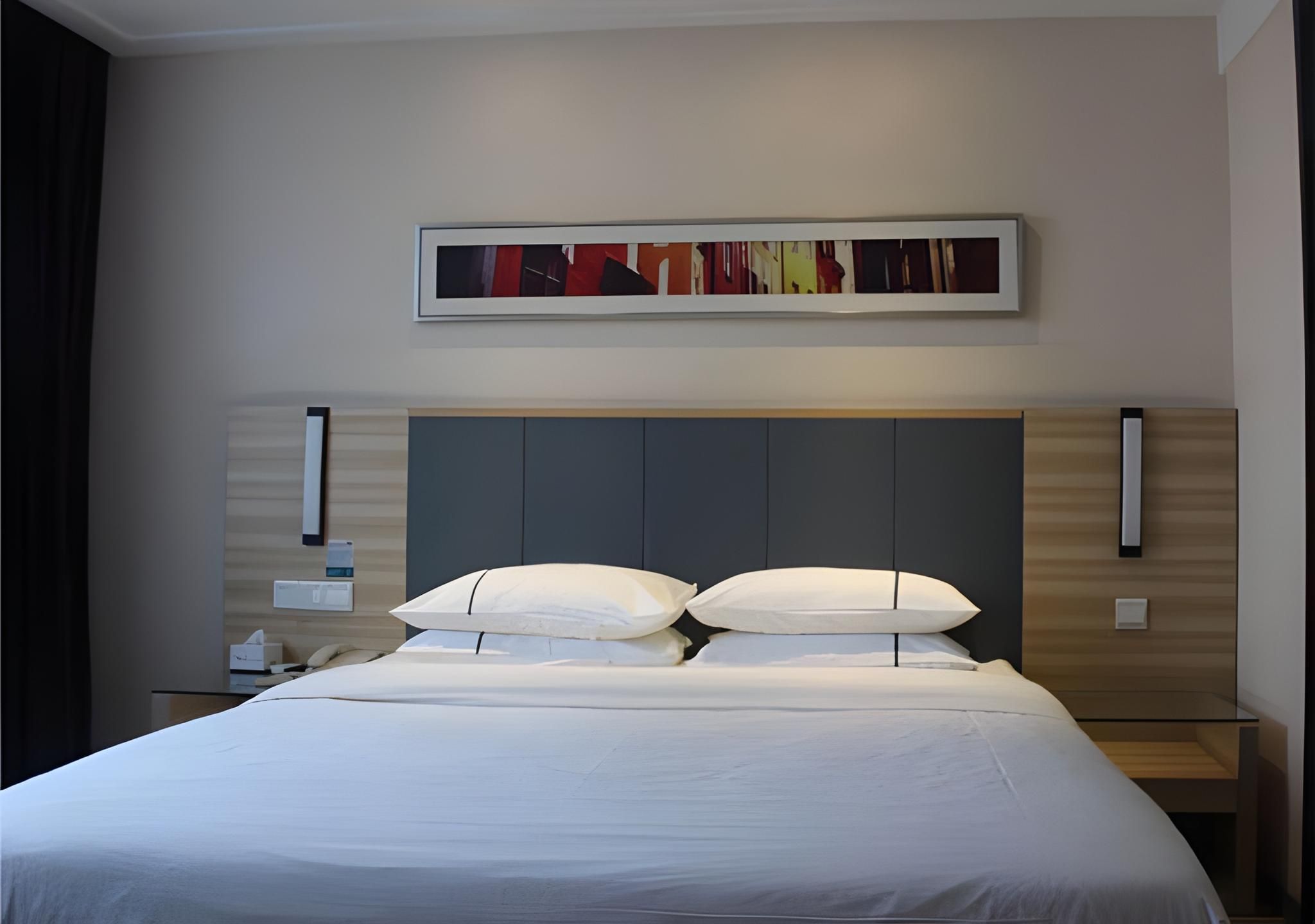 Stand Queen Room