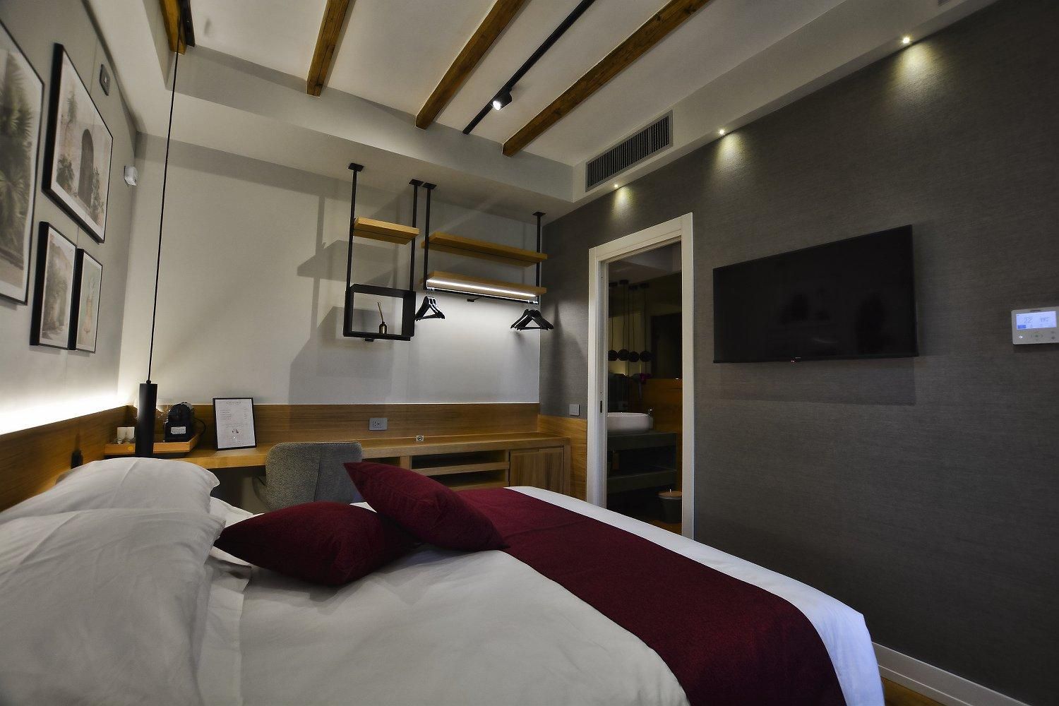 Standard - 1 Queen Bed
