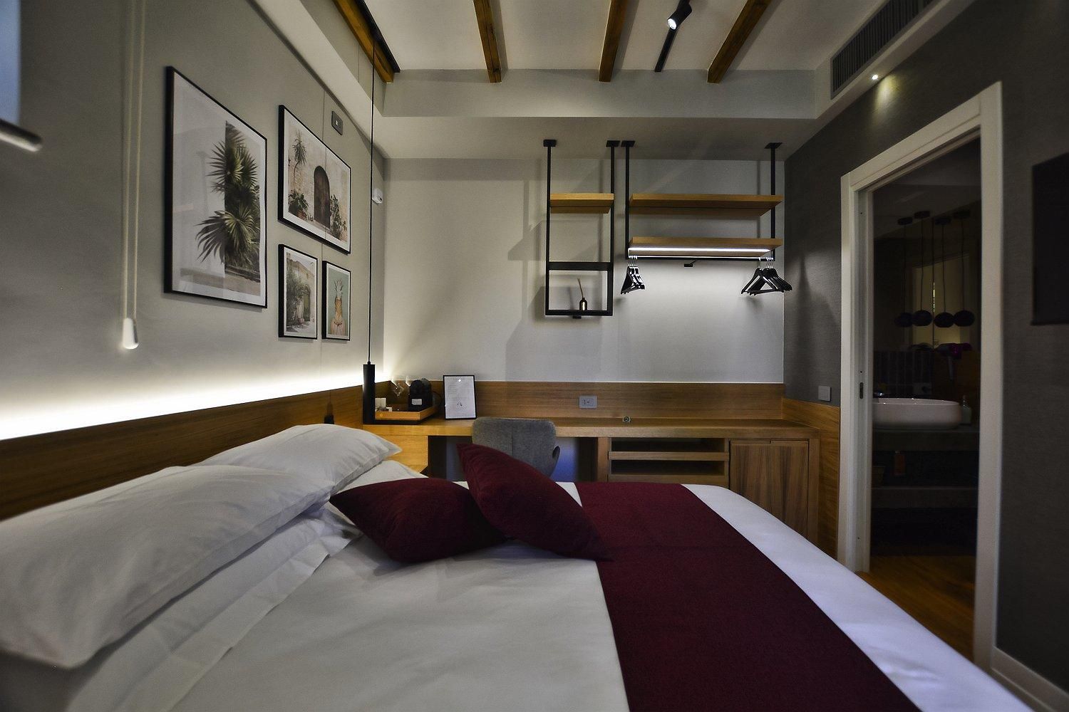 Standard - 1 Queen Bed